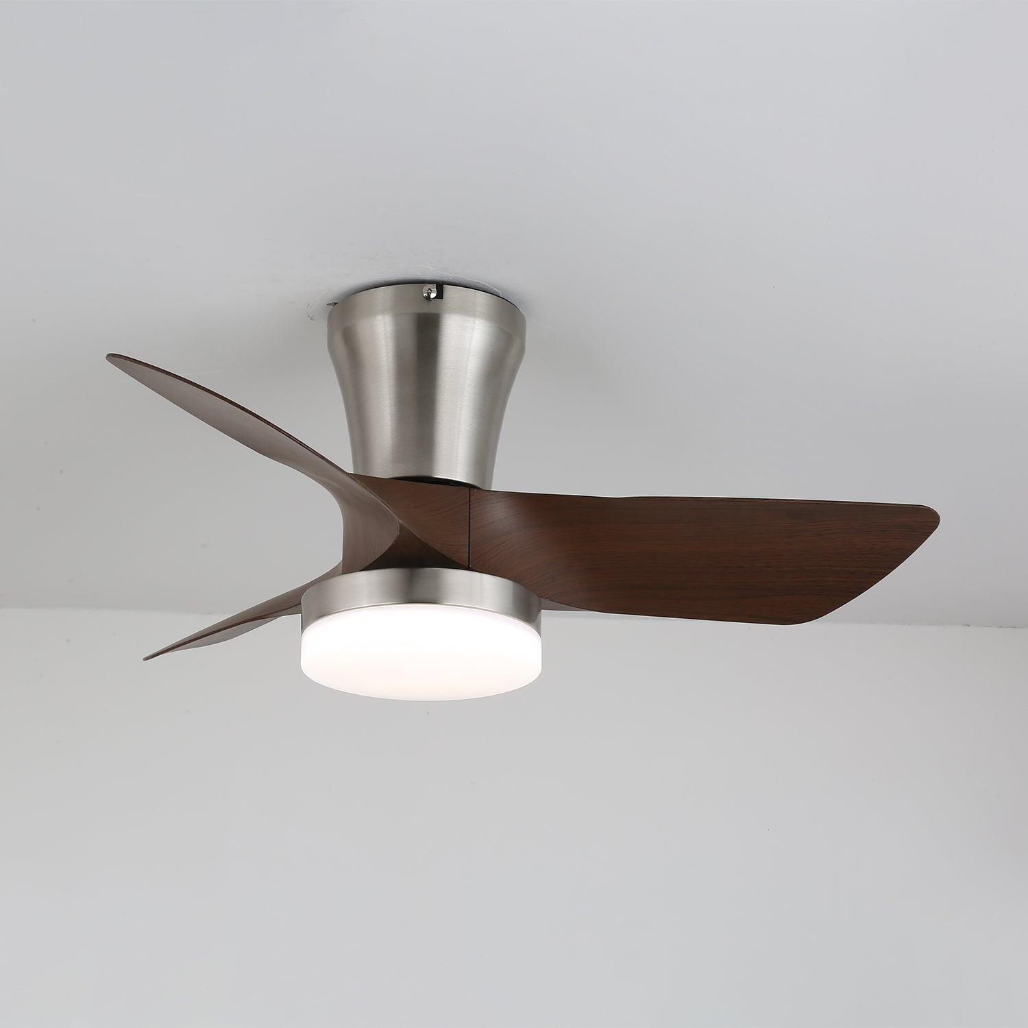 Plafonnier ventilateur Trivon moderne en bois, montrant la LED intégrée