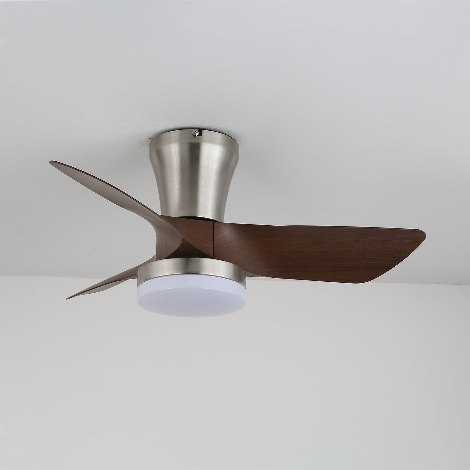 Plafonnier ventilateur Trivon moderne en bois, détail du cadre métallique