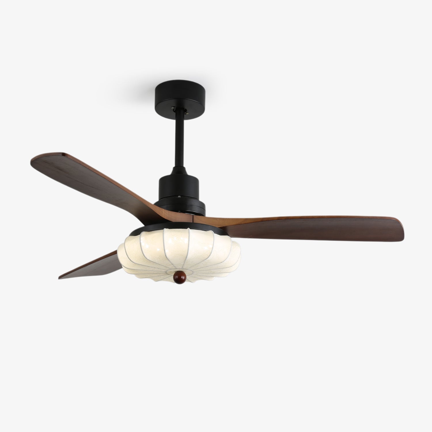 Plafonnier ventilateur Ventra Vintage en verre et bois dans un salon moderne.