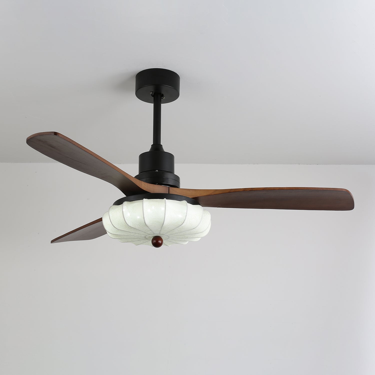 Plafonnier ventilateur Ventra avec télécommande pour une utilisation facile.