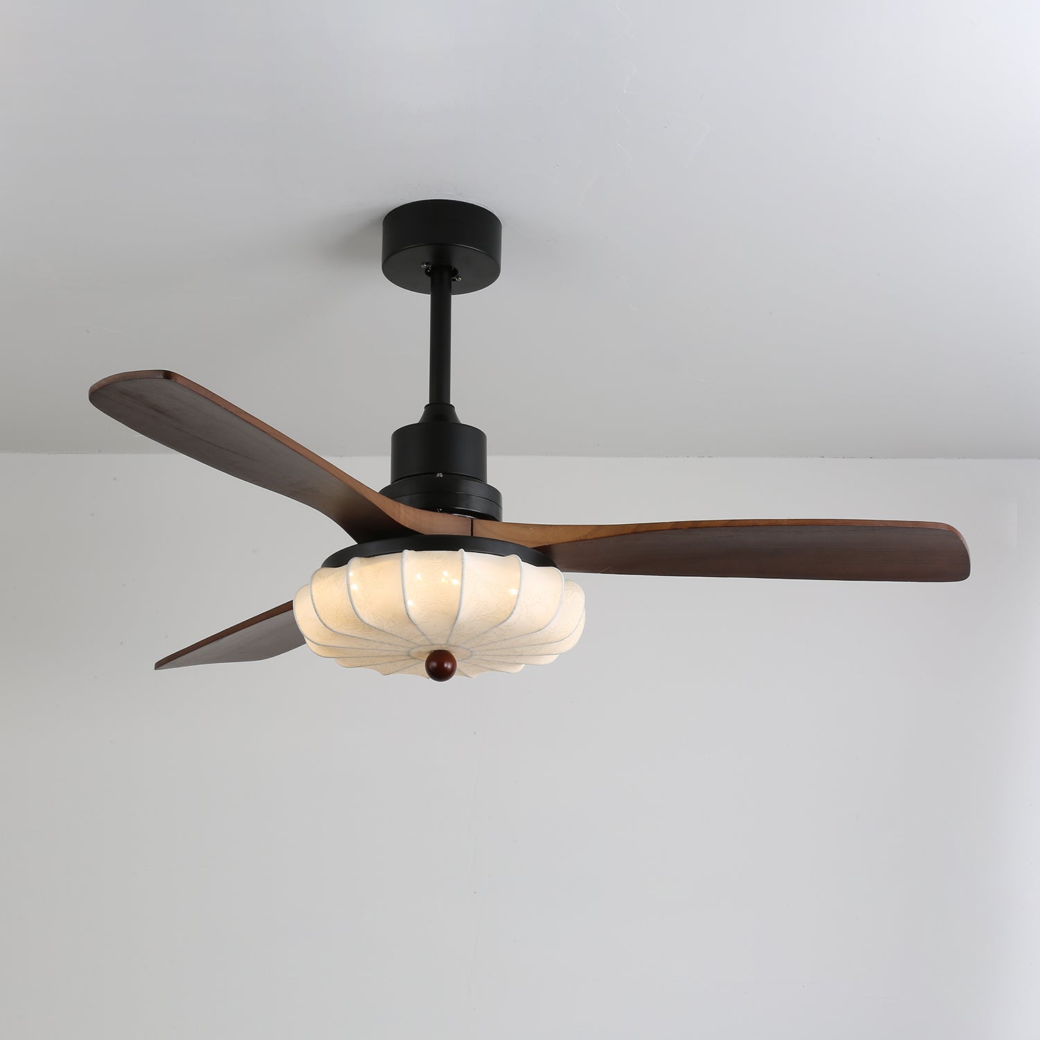 Profil latéral du plafonnier ventilateur Ventra Vintage en verre et bois.