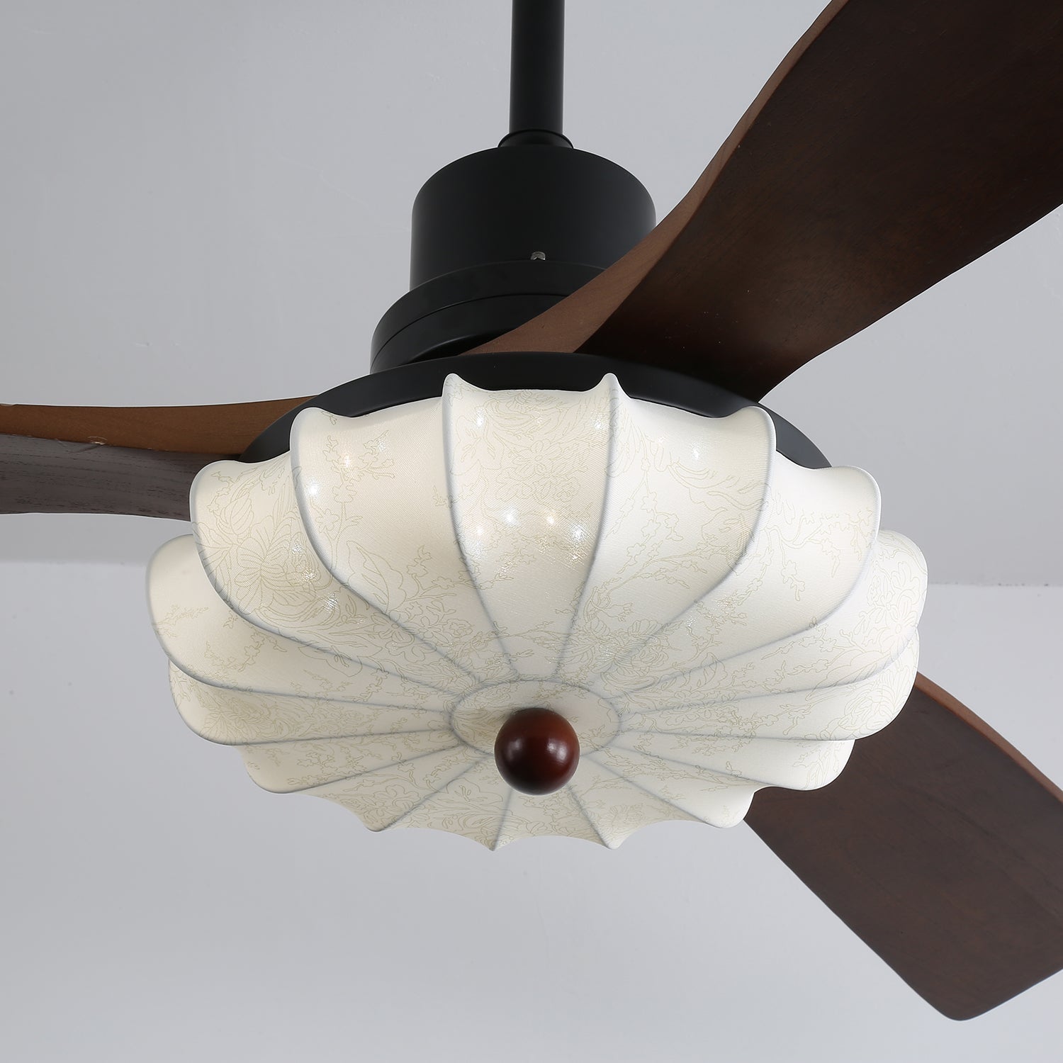 Plafonnier ventilateur Ventra offrant un éclairage d'ambiance dans une salle à manger.