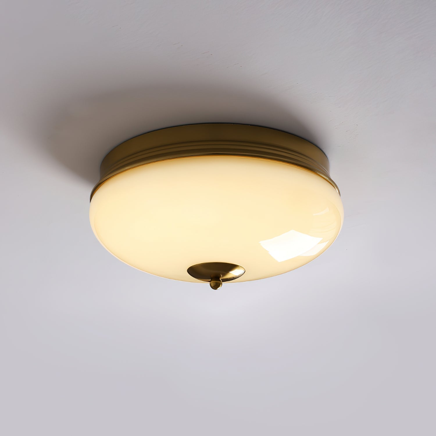 Ludo Plafonnier Noir et or, Abat-jour Rond Laiteux - Neutralighting