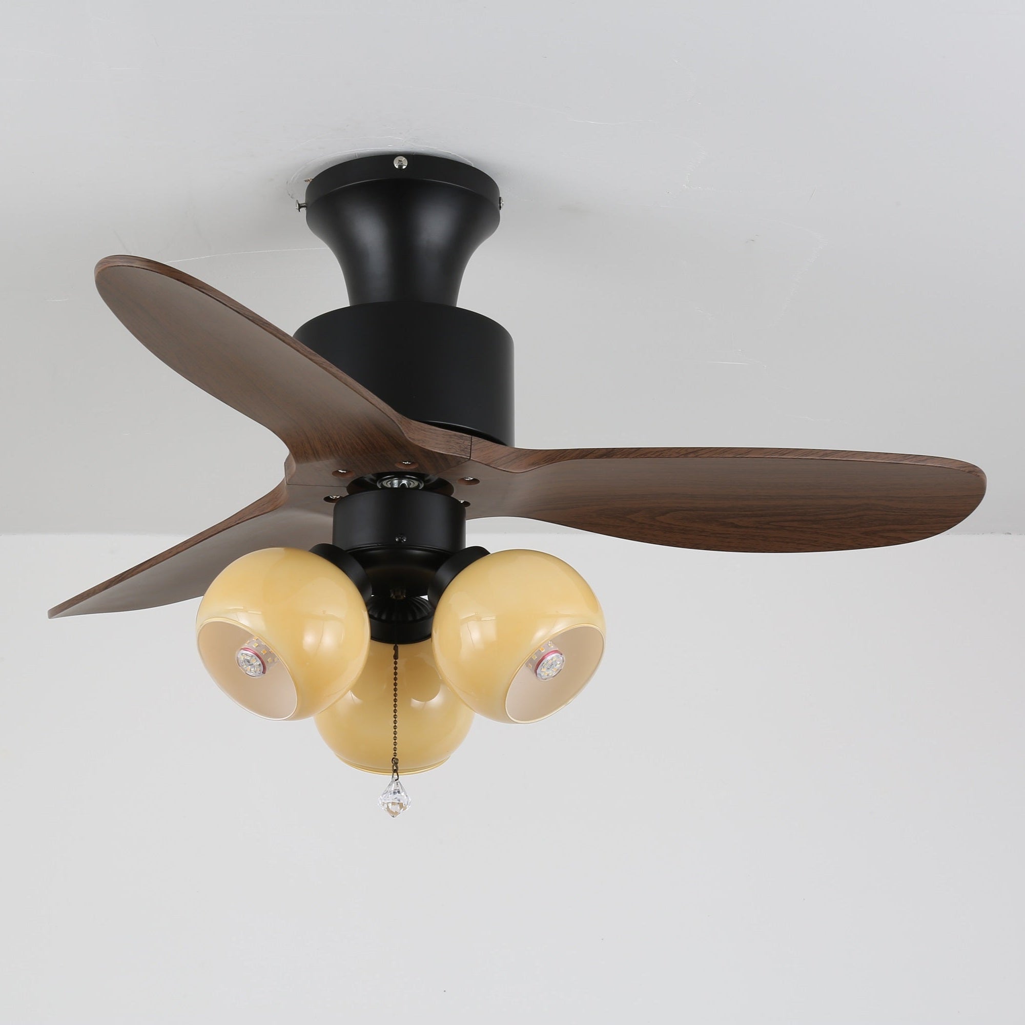 Plafonnier ventilateur Gwen en verre vintage installé dans un salon