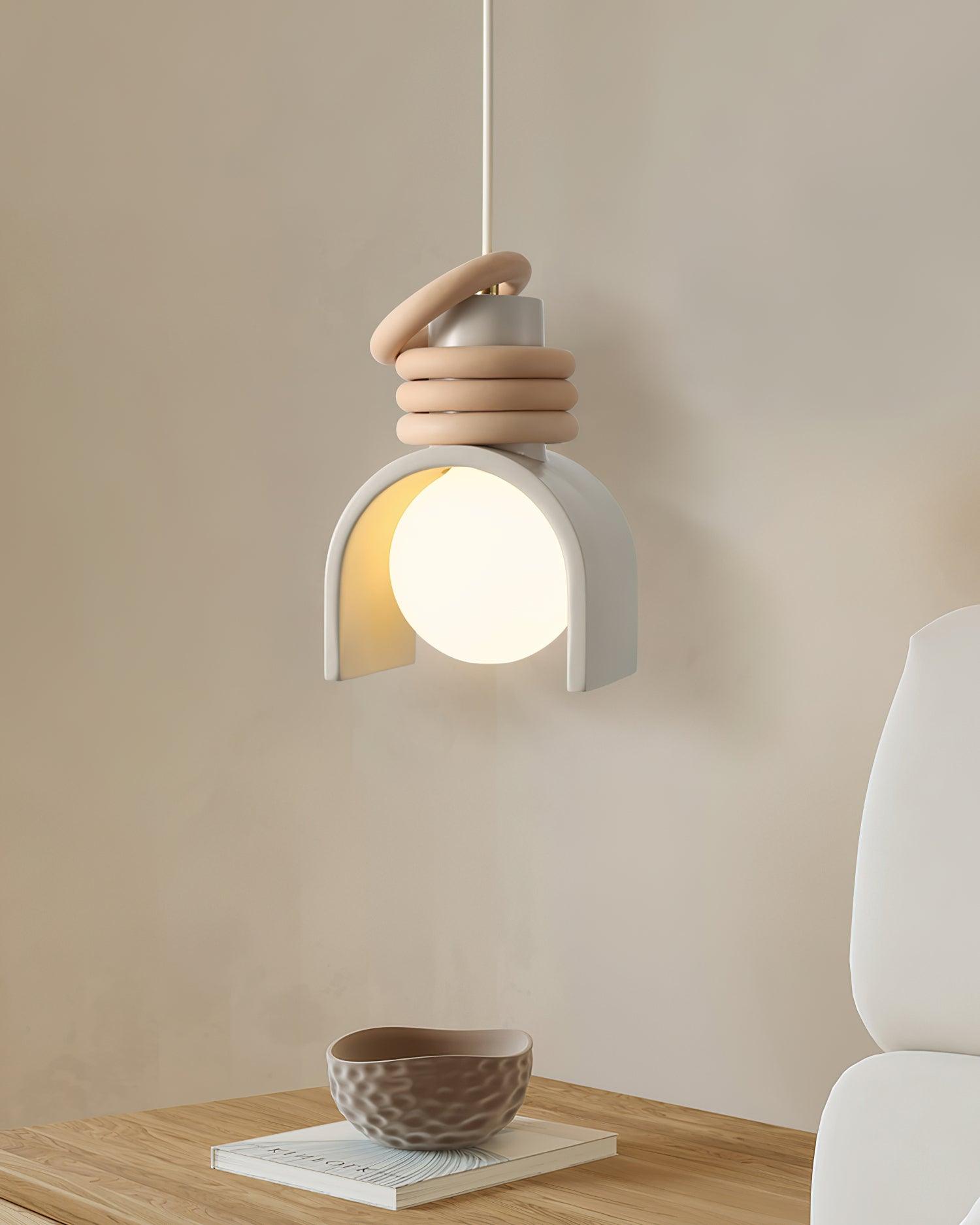 Elysin Une suspension avec globe en verre réchauffe les salles à manger Artistiques - Neutralighting