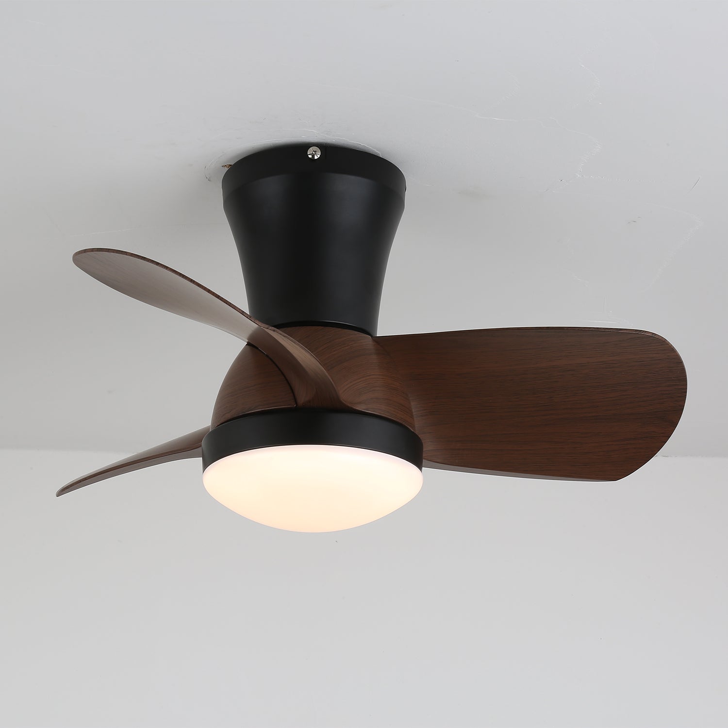 Ventilateur de plafond moderne Avelo en bois avec lumière, vue latérale
