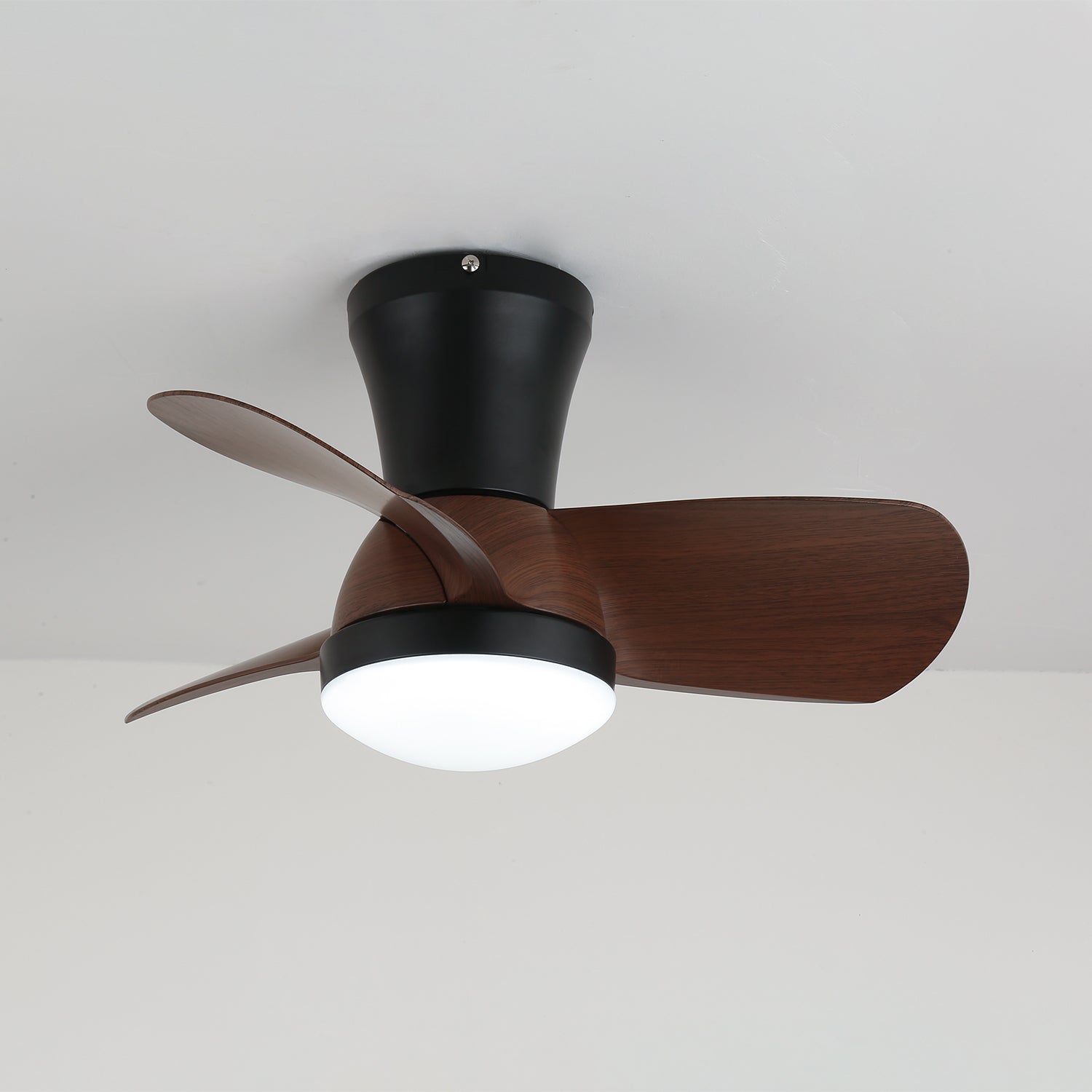 Ventilateur de plafond moderne Avelo en bois avec lumière, allumé