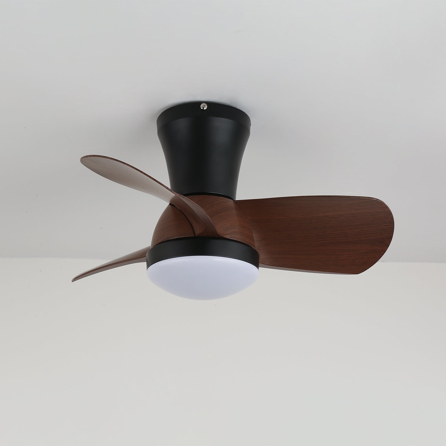 Ventilateur de plafond moderne Avelo en bois avec lumière, télécommande