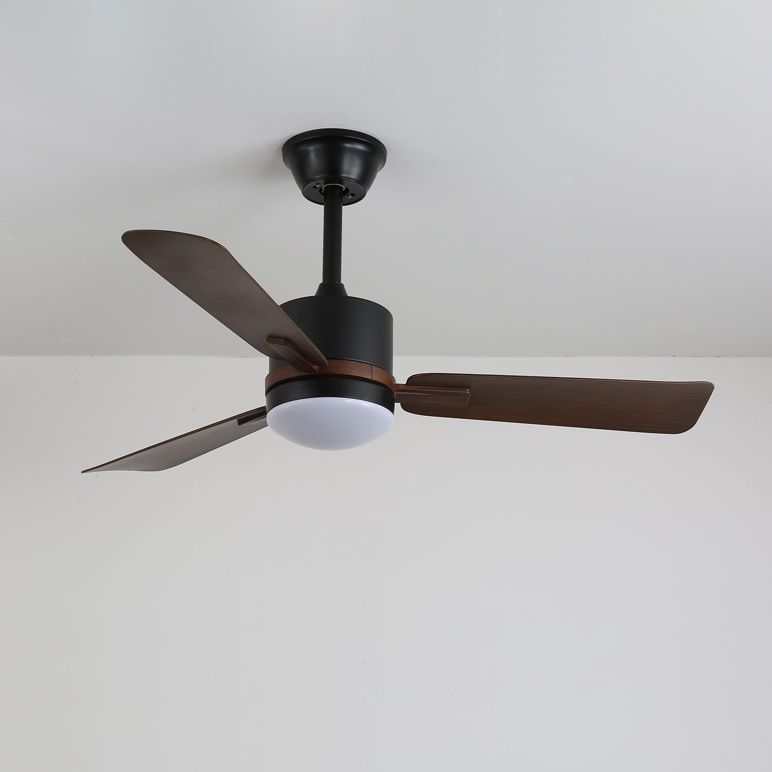 Plafonnier ventilateur Zeyra présentant son design élégant et son option de finition noire