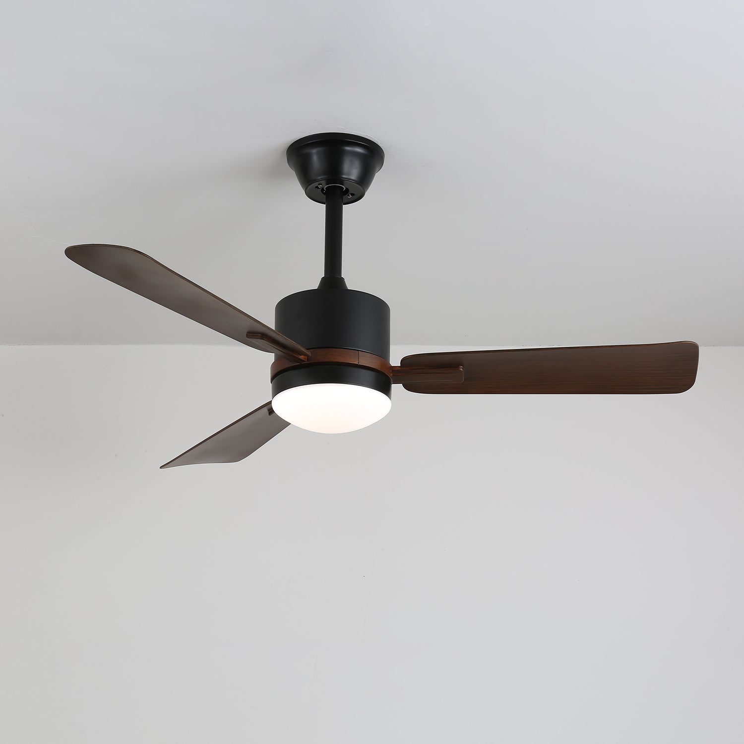 Plafonnier ventilateur Zeyra avec son abat-jour en acrylique blanc illuminé