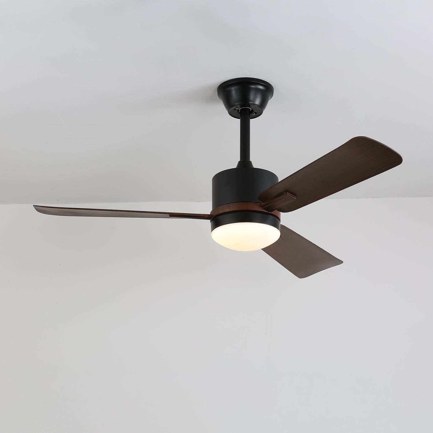 Vue détaillée du boîtier du moteur en cuivre pur du plafonnier ventilateur Zeyra
