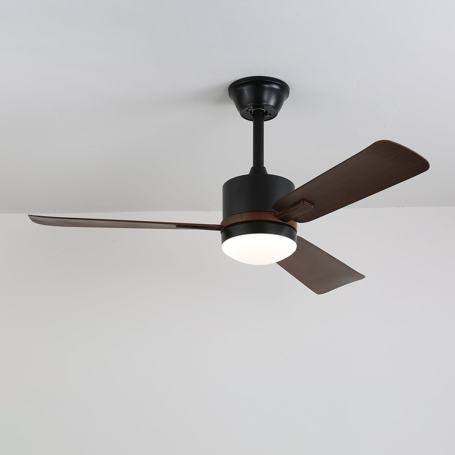 Plafonnier ventilateur Zeyra vu d'un angle bas, soulignant son montage au plafond