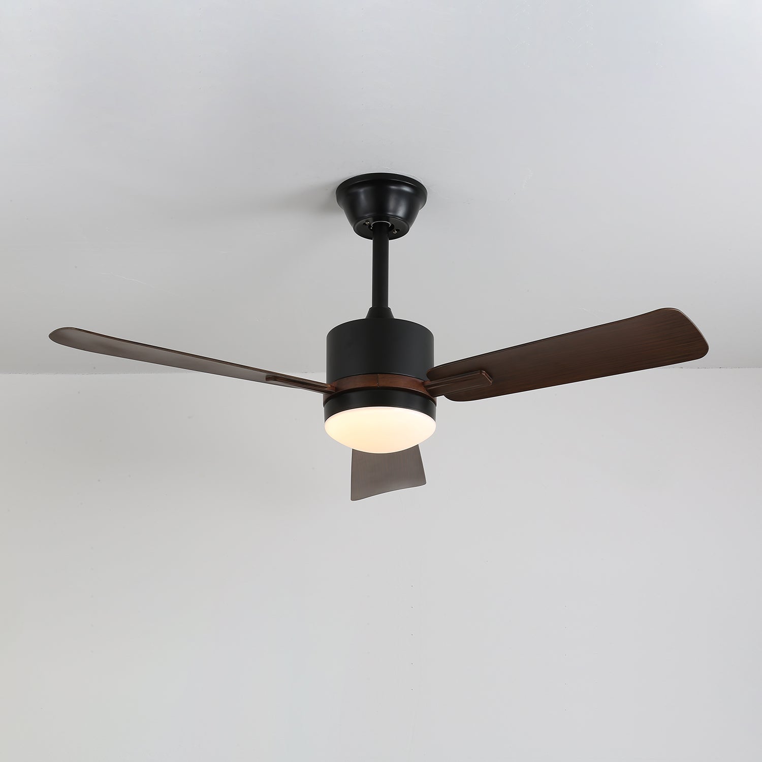 Image d'ambiance du plafonnier ventilateur Zeyra offrant lumière ambiante et circulation d'air
