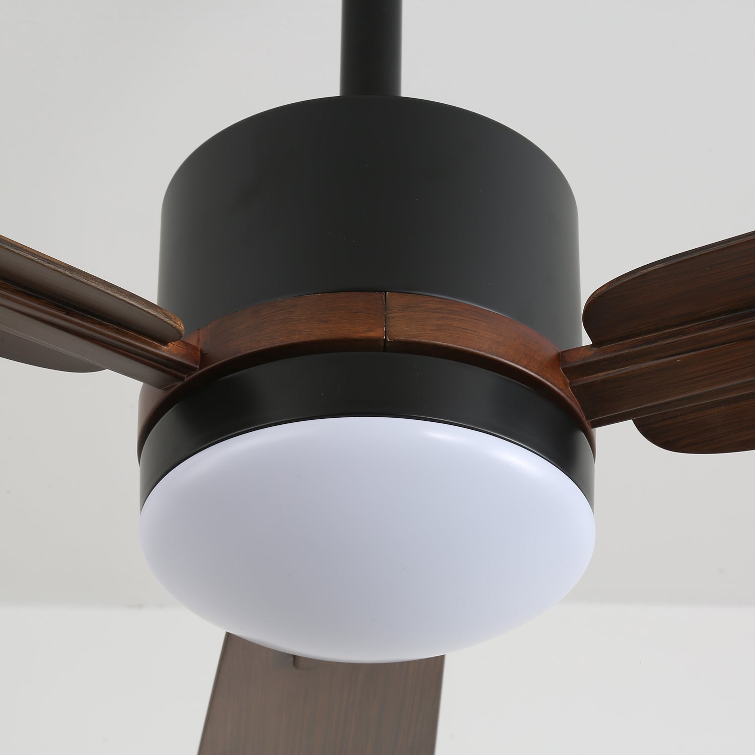 Une autre perspective du plafonnier ventilateur Zeyra, soulignant son esthétique moderne