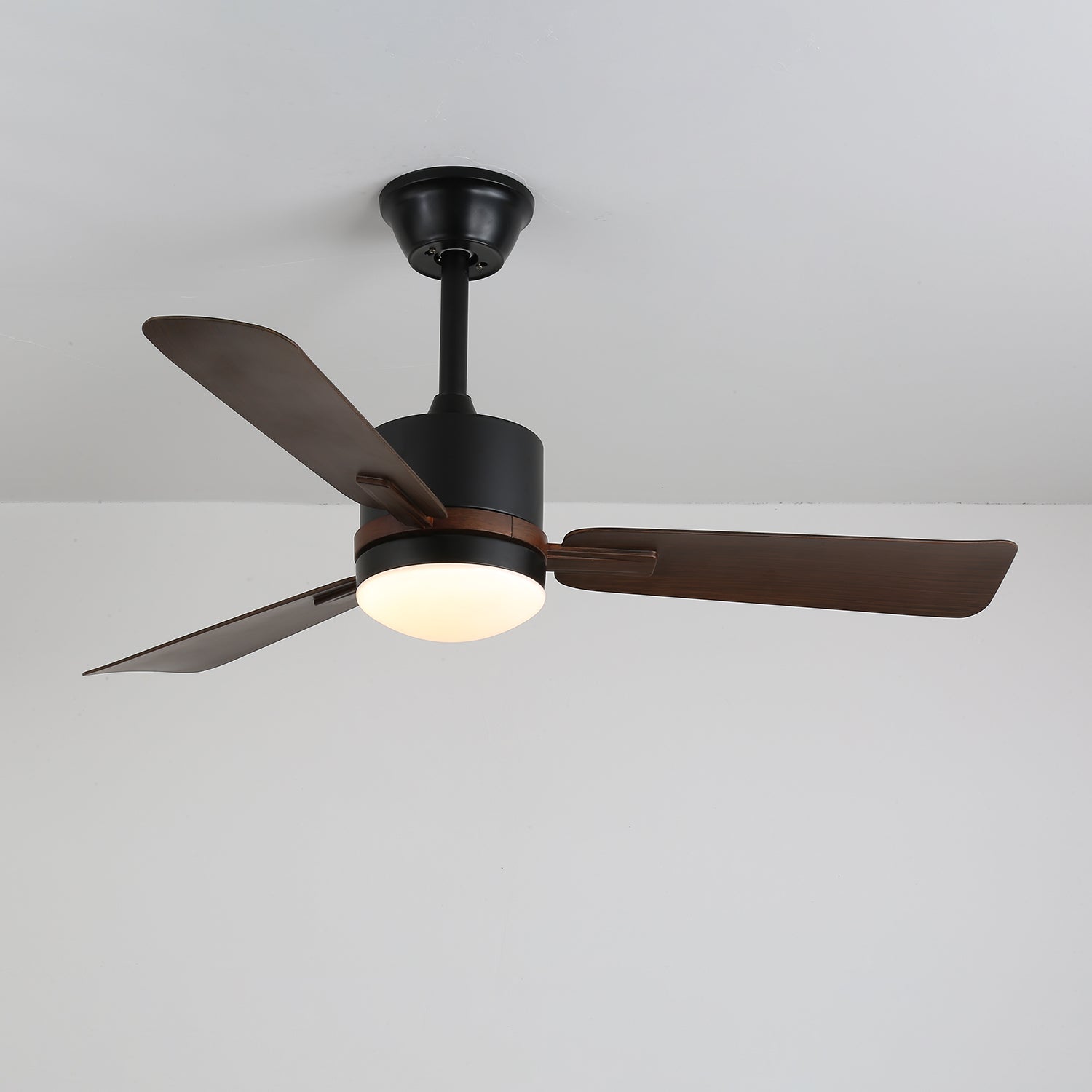 Vue rapprochée des pales en bois de noyer du plafonnier ventilateur Zeyra