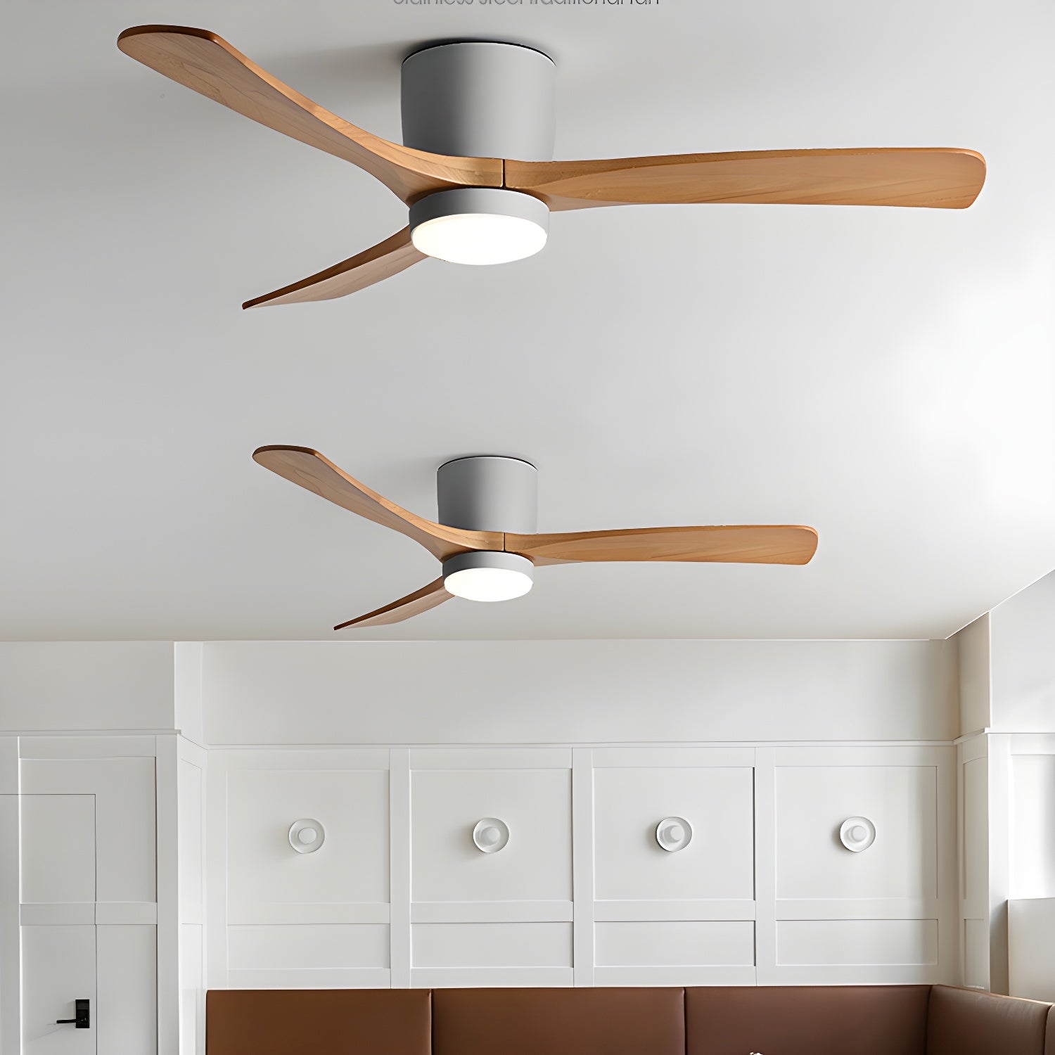 Vue plongeante du ventilateur de plafond en bois nordique Ezra avec lumière.