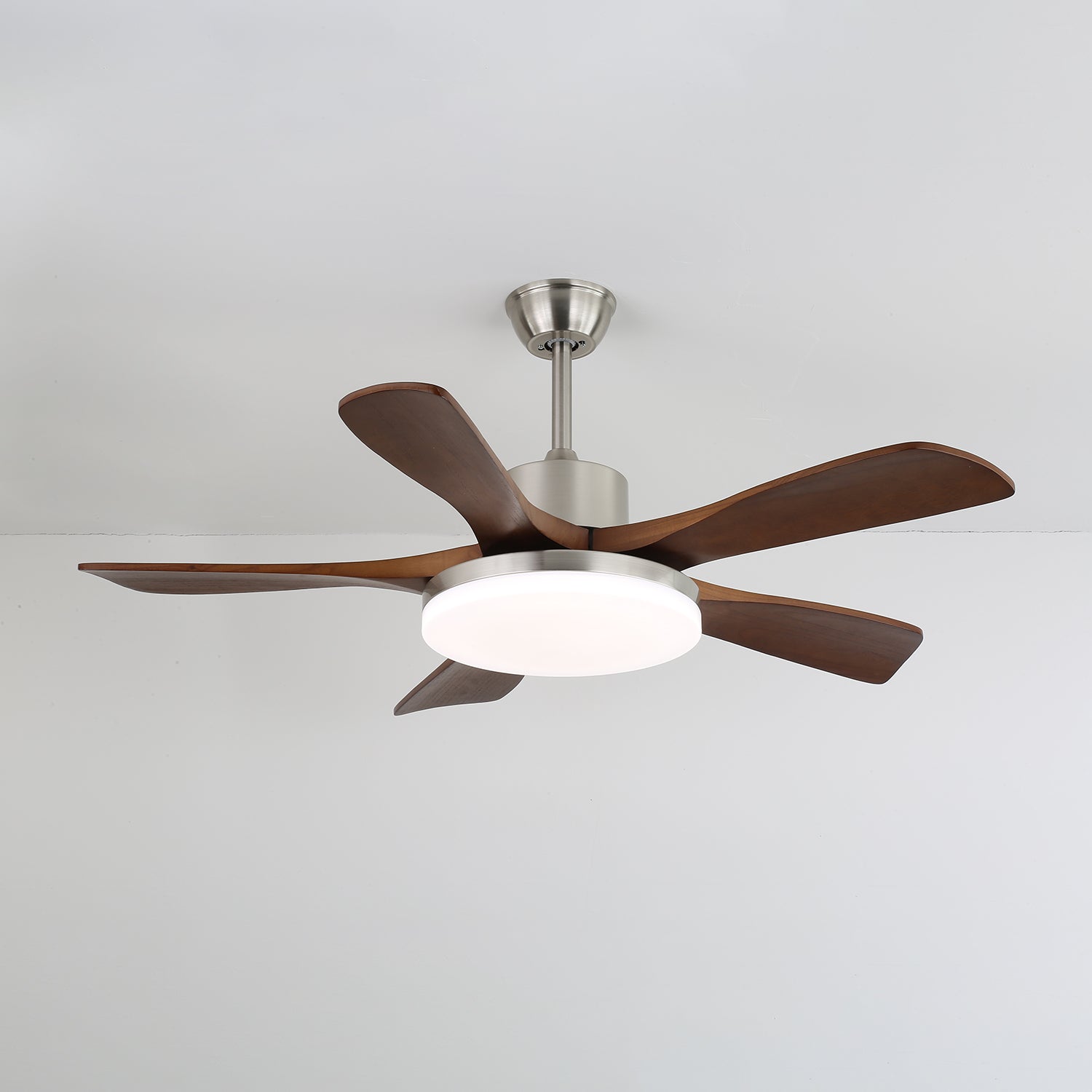 Vue de dessus du ventilateur de plafond luminaire Aurelia avec les pales déployées