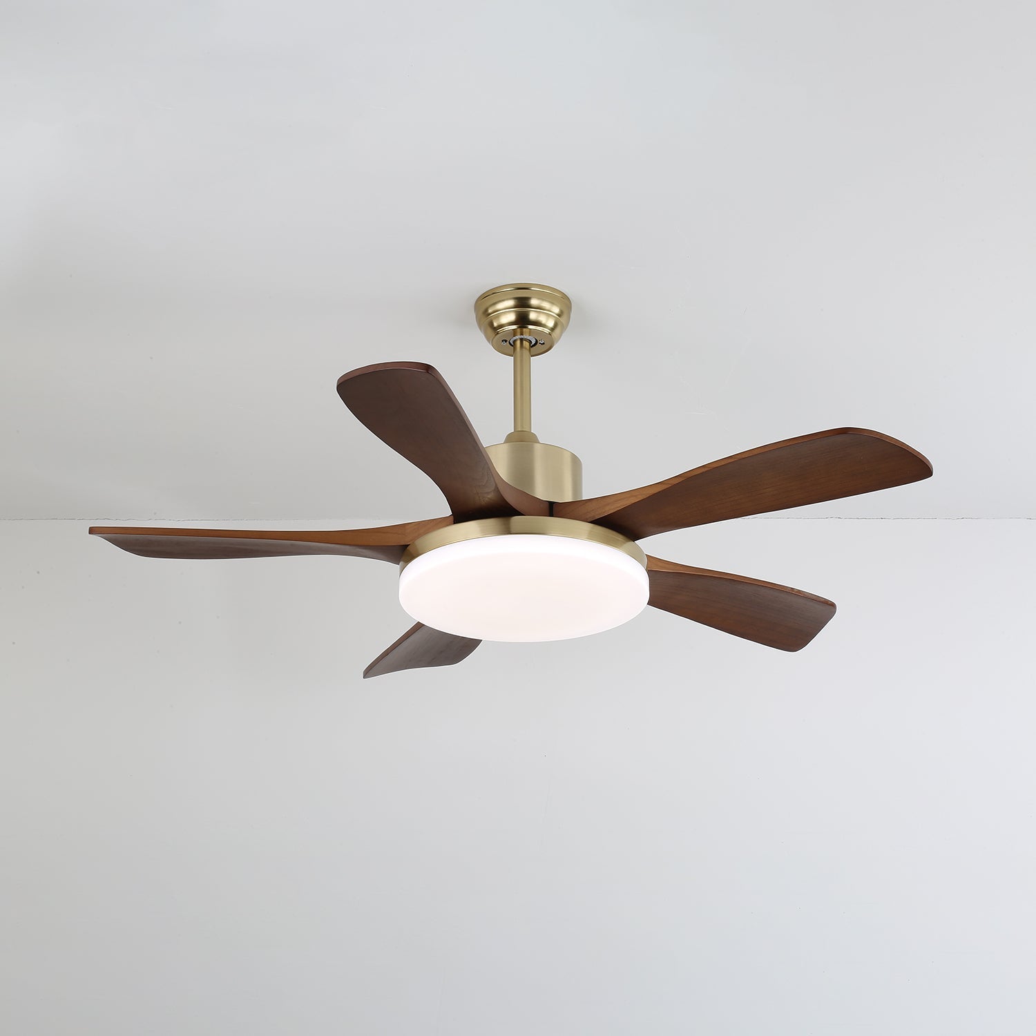 Ventilateur de plafond luminaire Aurelia présentant différentes finitions du corps : Nickel, Bronze, Or
