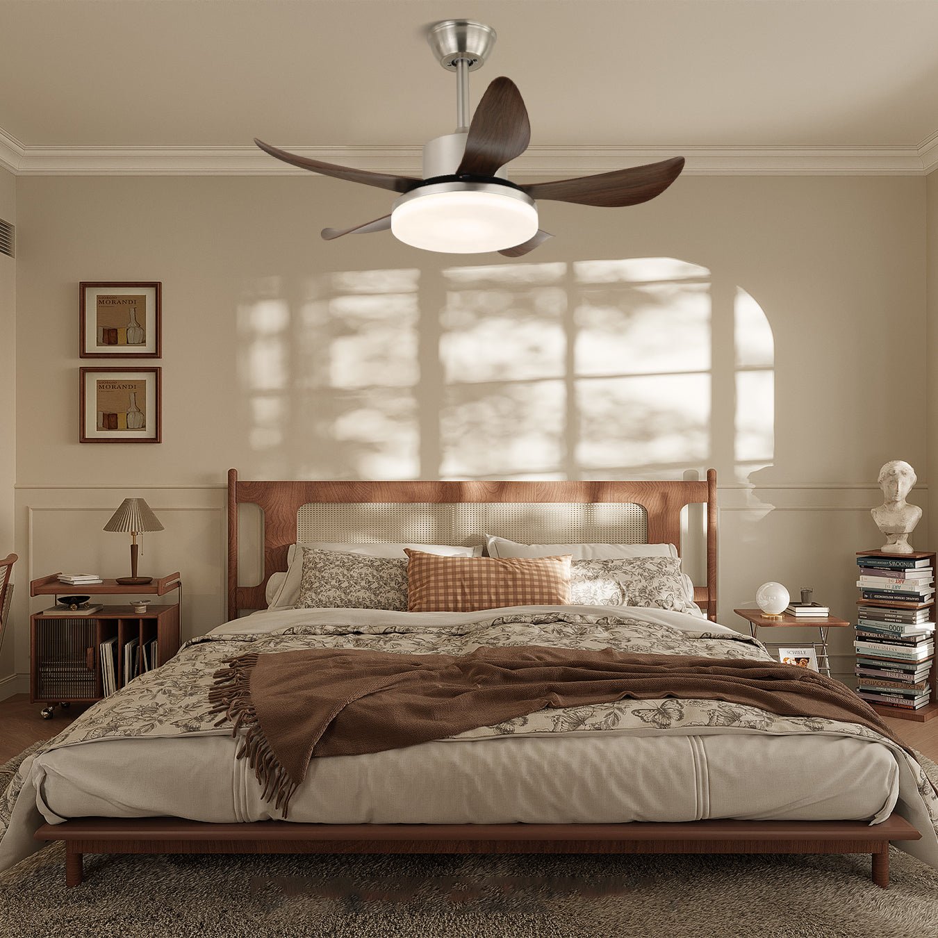 Gros plan sur les pales en noyer et le cadre métallique du plafonnier ventilateur Nerra moderne