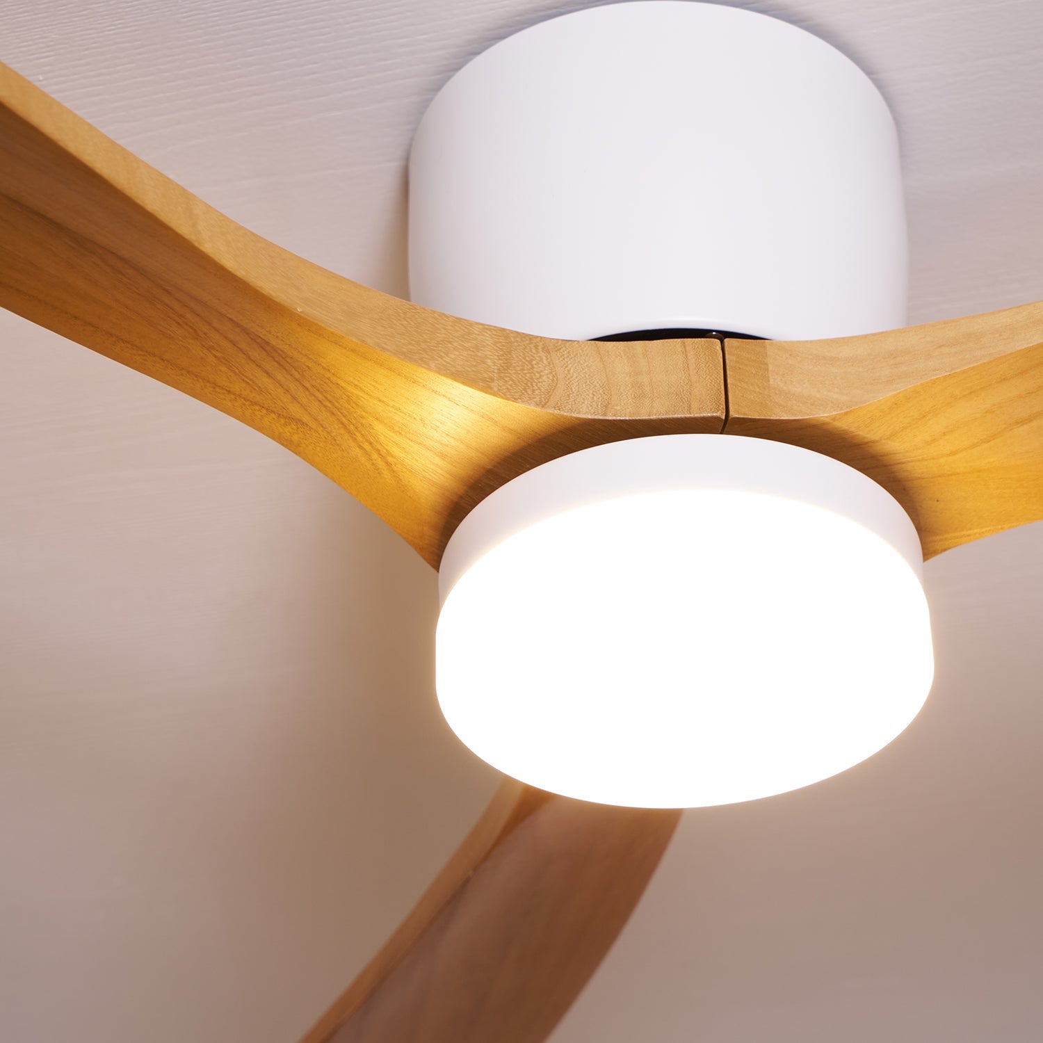 Différentes options de température de couleur (3000K, 4000K, 6000K) de la lumière LED nordique Ezra.