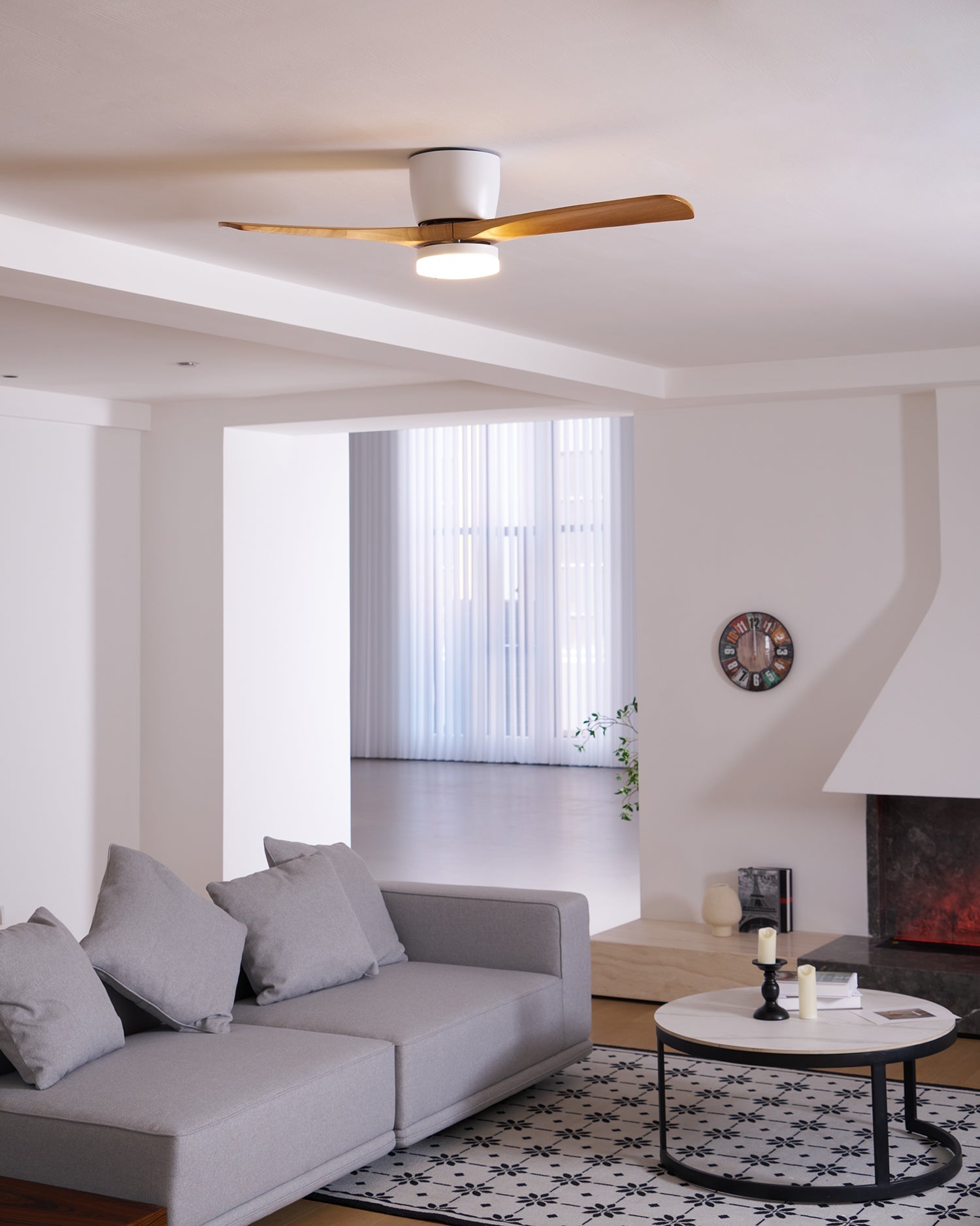 Ventilateur de plafond nordique Ezra avec lumière, avec des pales en mouvement doux.