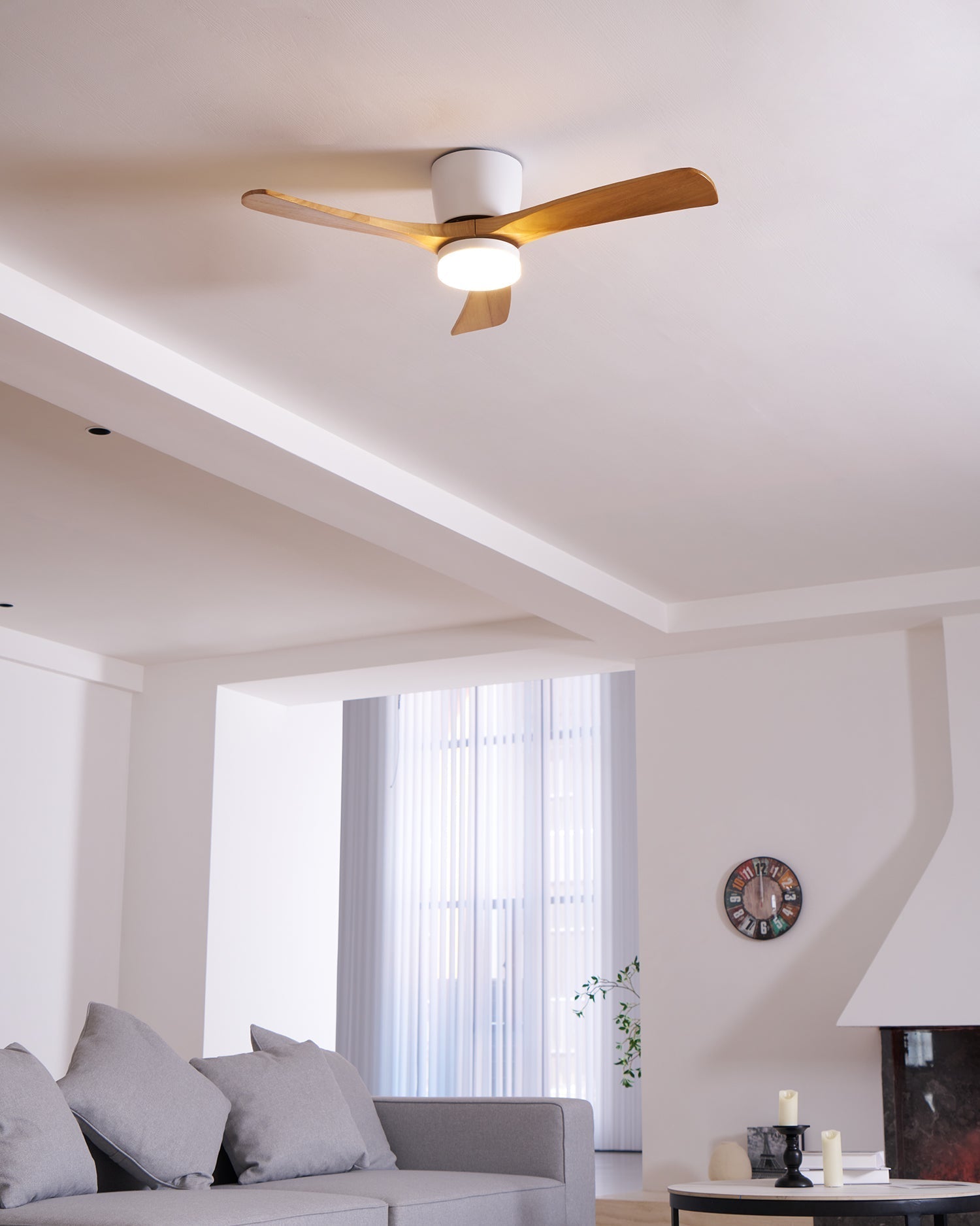 Plafonnier ventilateur Elena, présentant son contrôle de ventilateur à six vitesses.