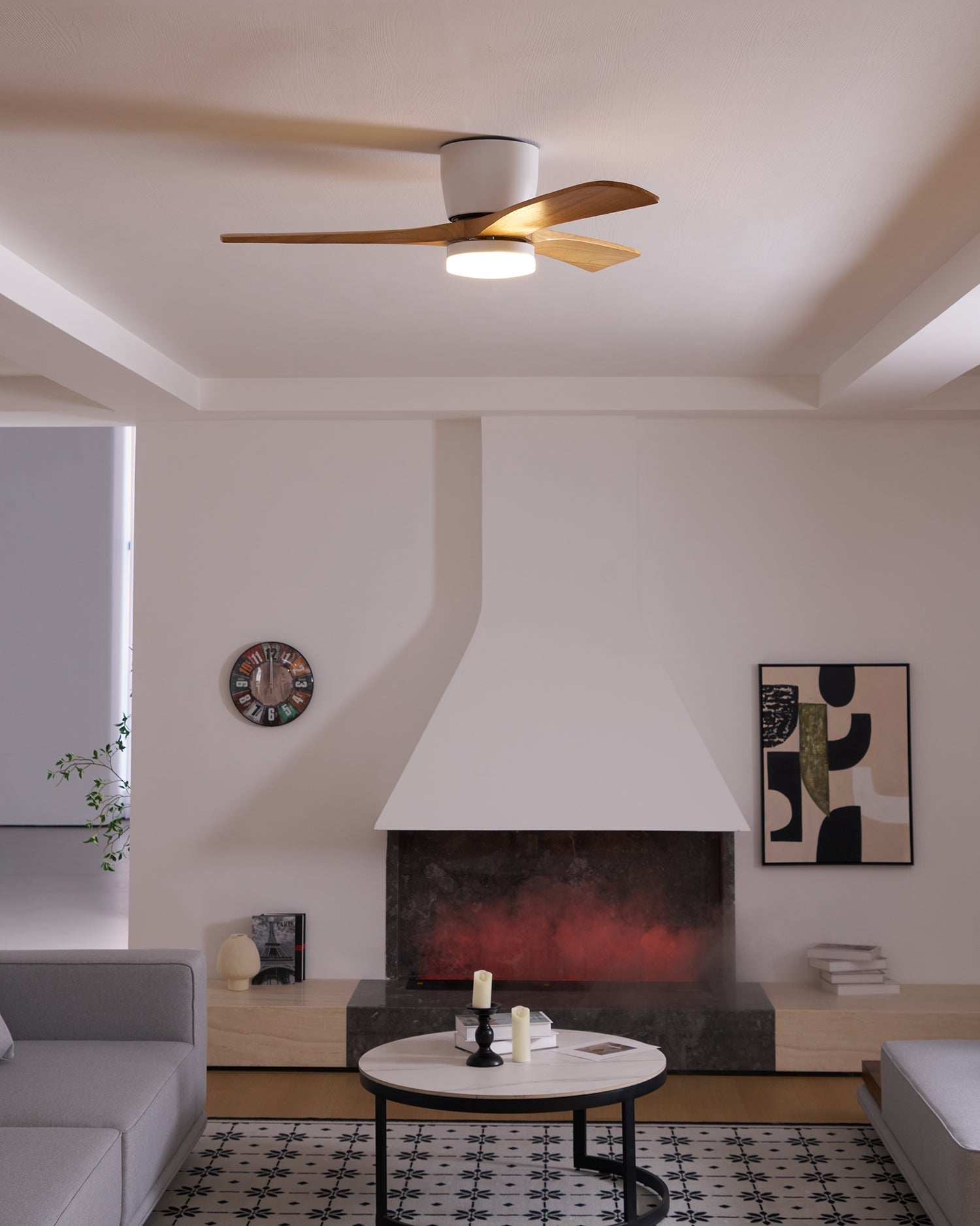 Ventilateur de plafond en bois nordique Ezra avec lumière, finition noire, ajoutant une touche audacieuse.