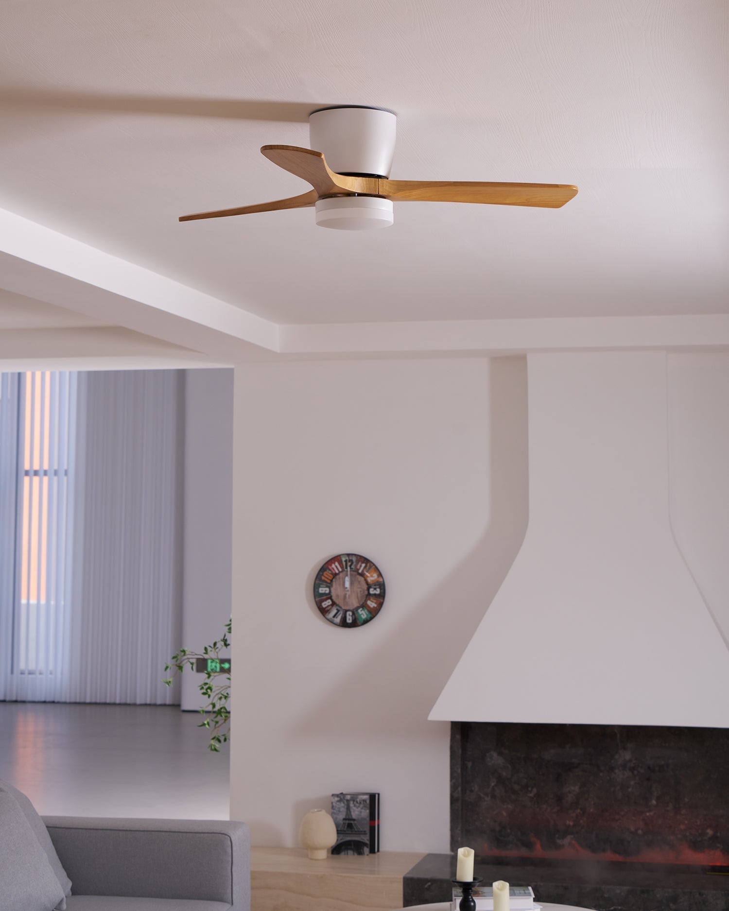 Ventilateur de plafond en bois nordique Ezra avec lumière, offrant un flux d'air confortable et un éclairage d'ambiance.