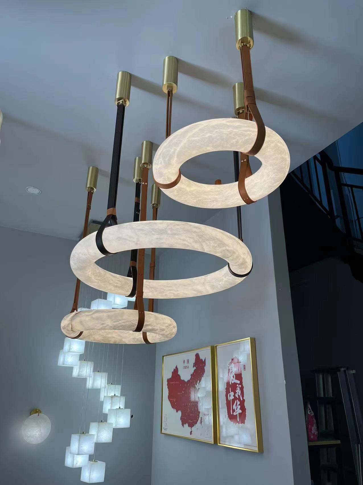 Suspension Alabaster Ring Triple lanières en cuir Nordic Luxe - Neutralighting