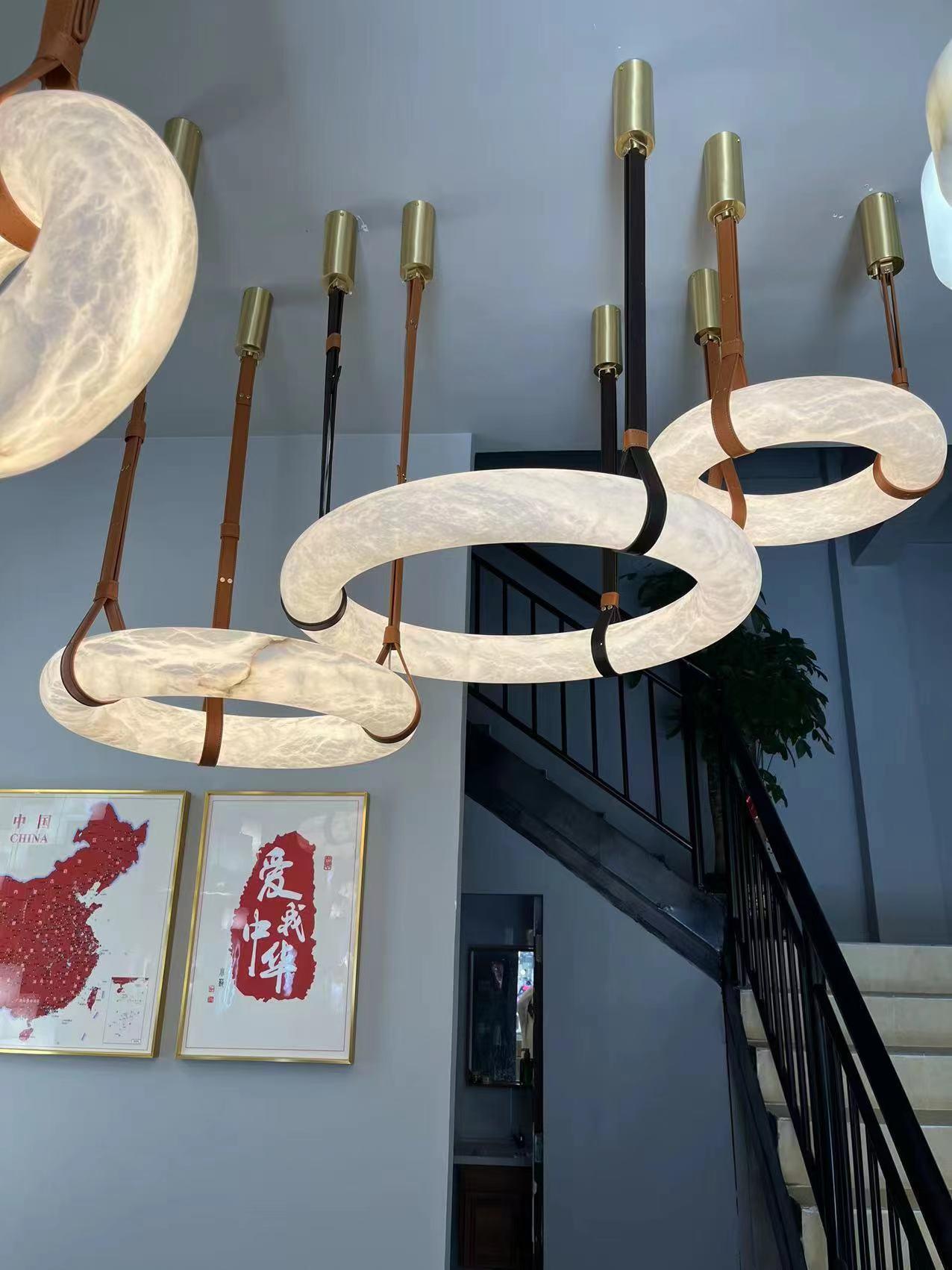 Suspension Alabaster Ring Triple lanières en cuir Nordic Luxe - Neutralighting