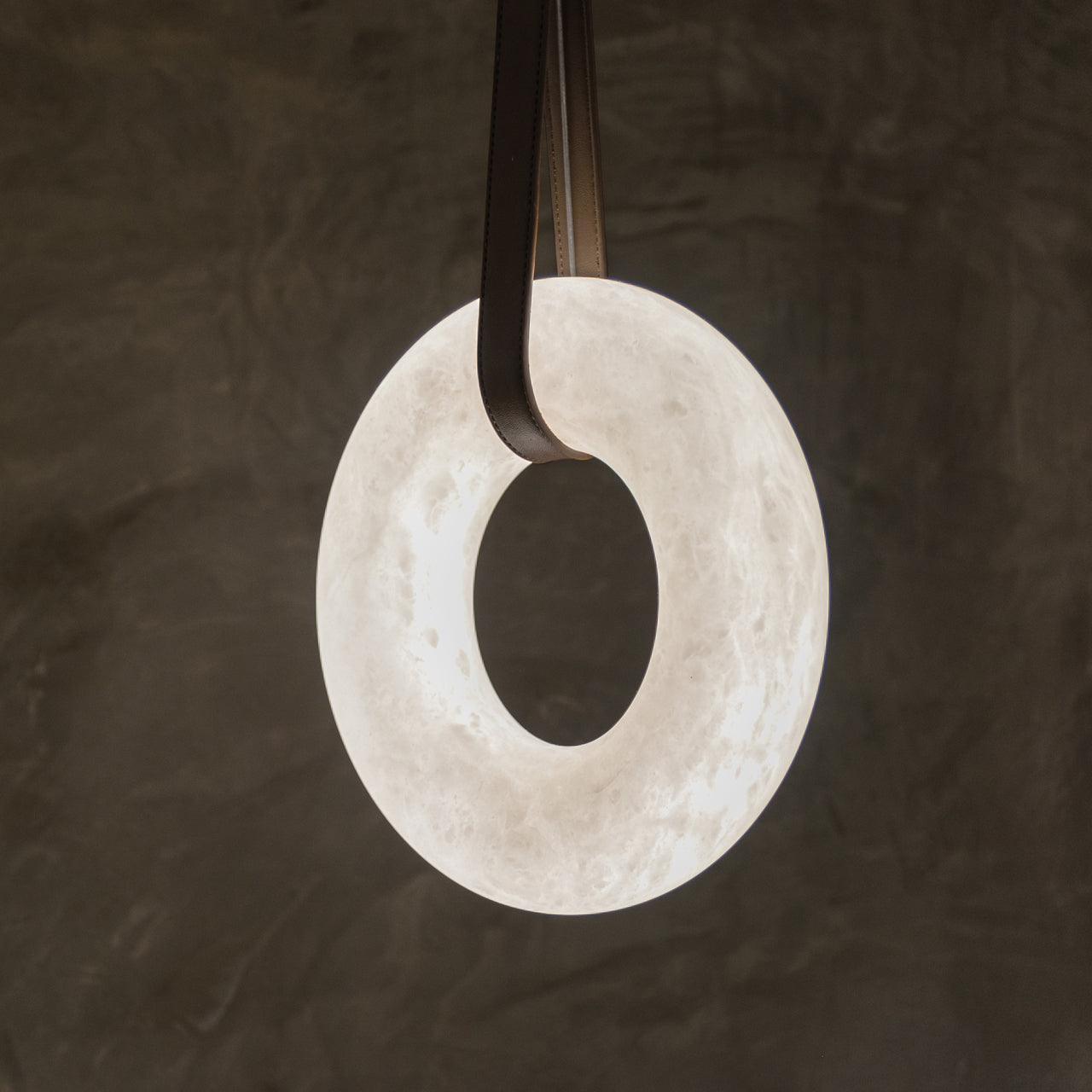 Suspension Alabaster Ring Triple lanières en cuir Nordic Luxe - Neutralighting
