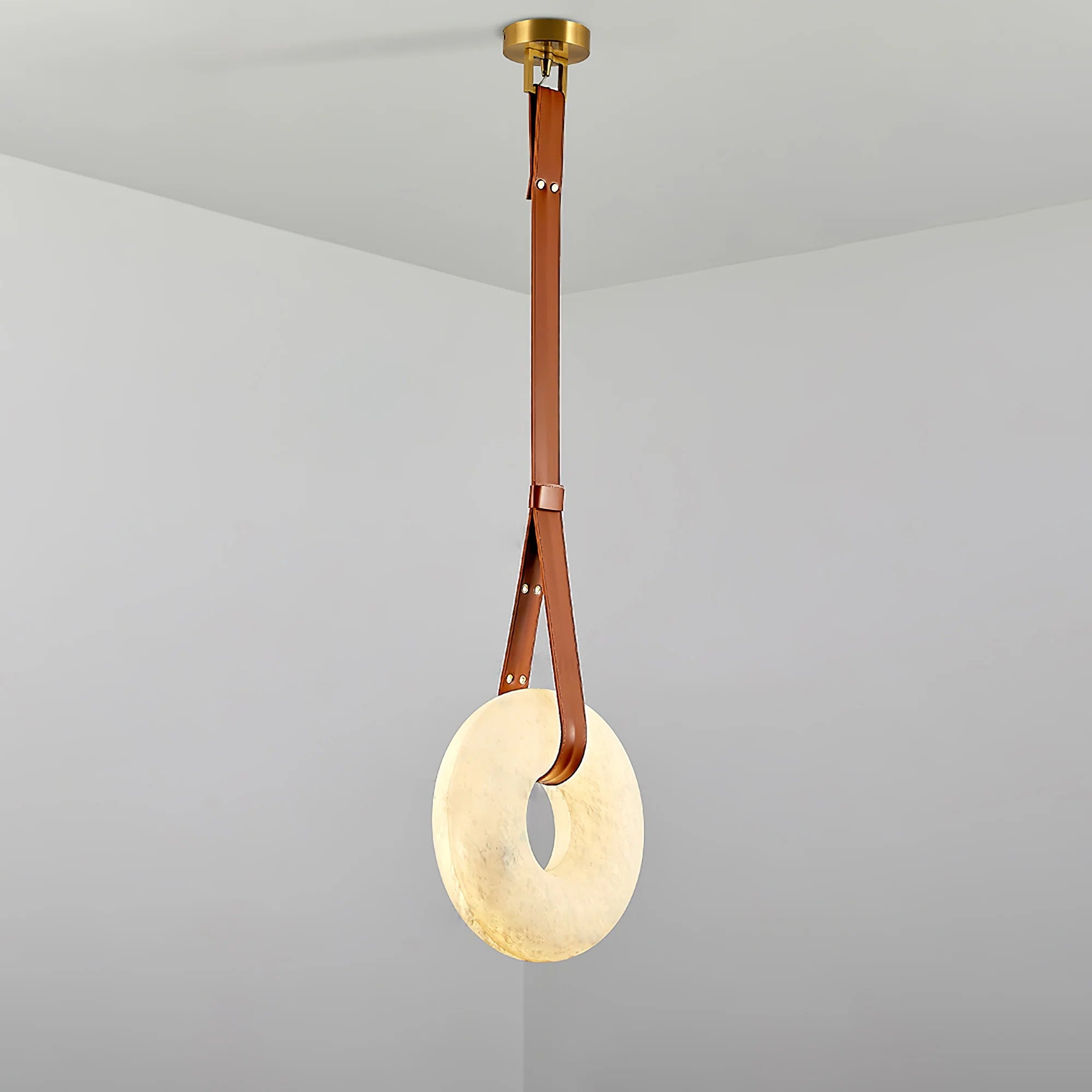 Suspension Alabaster Ring Triple lanières en cuir Nordic Luxe - Neutralighting