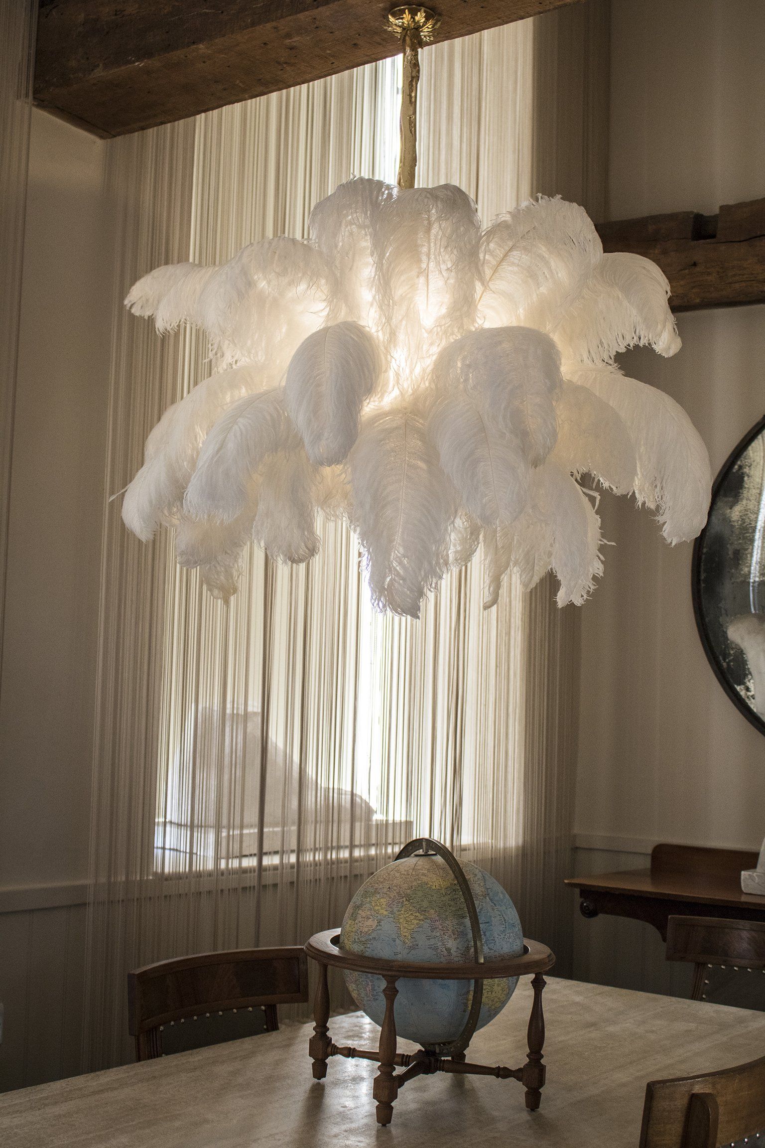 Lustra Chandelier Plume d'Autruche Grand Pied en Laiton - Neutralighting