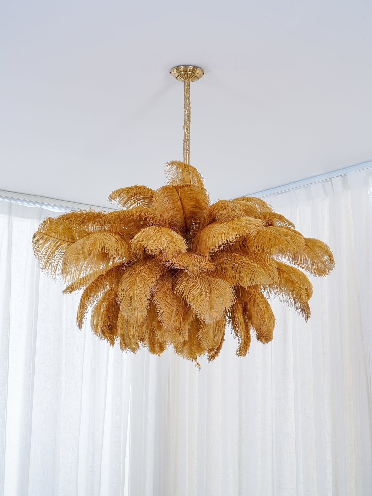 Lustra Chandelier Plume d'Autruche Grand Pied en Laiton - Neutralighting