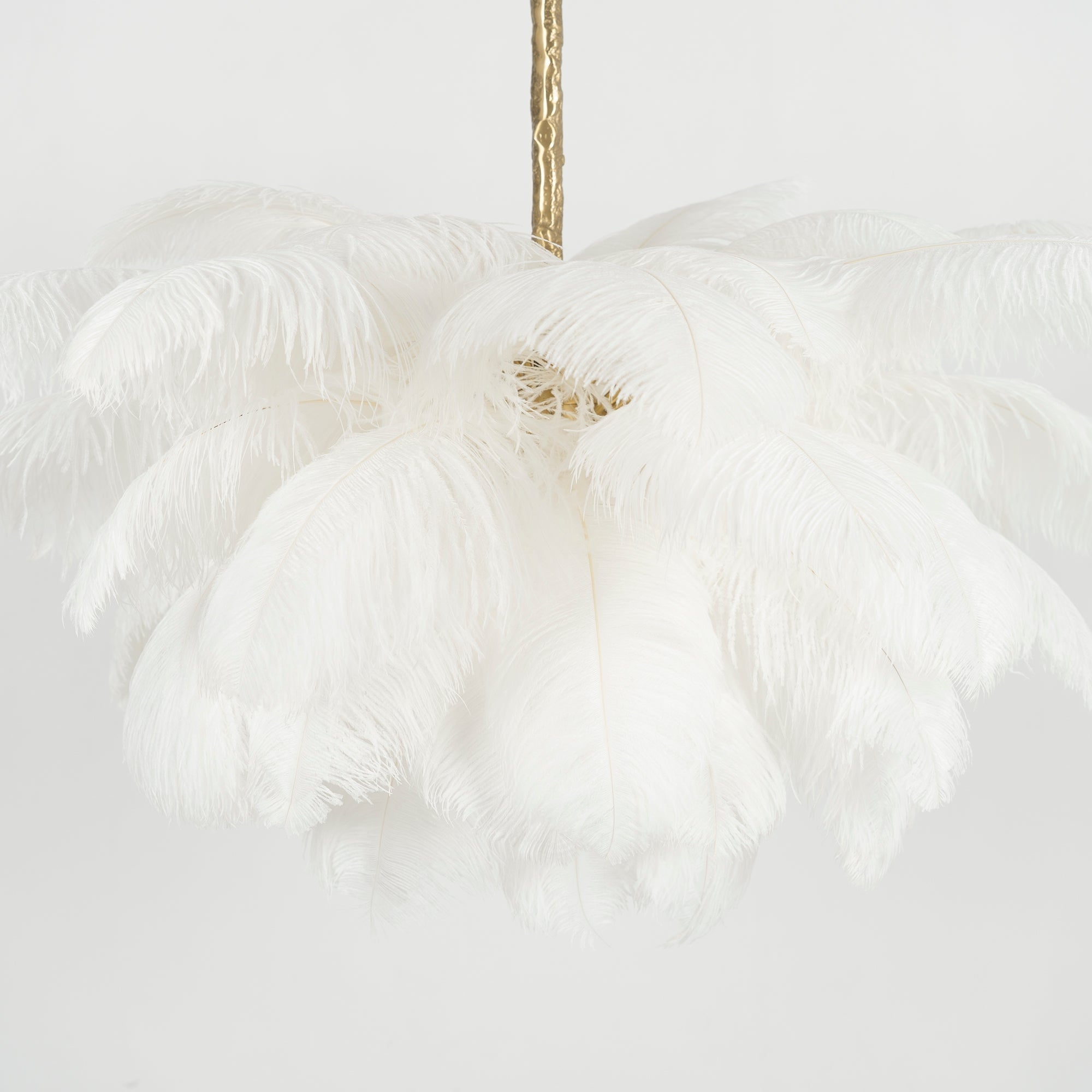 Lustra Chandelier Plume d'Autruche Grand Pied en Laiton - Neutralighting