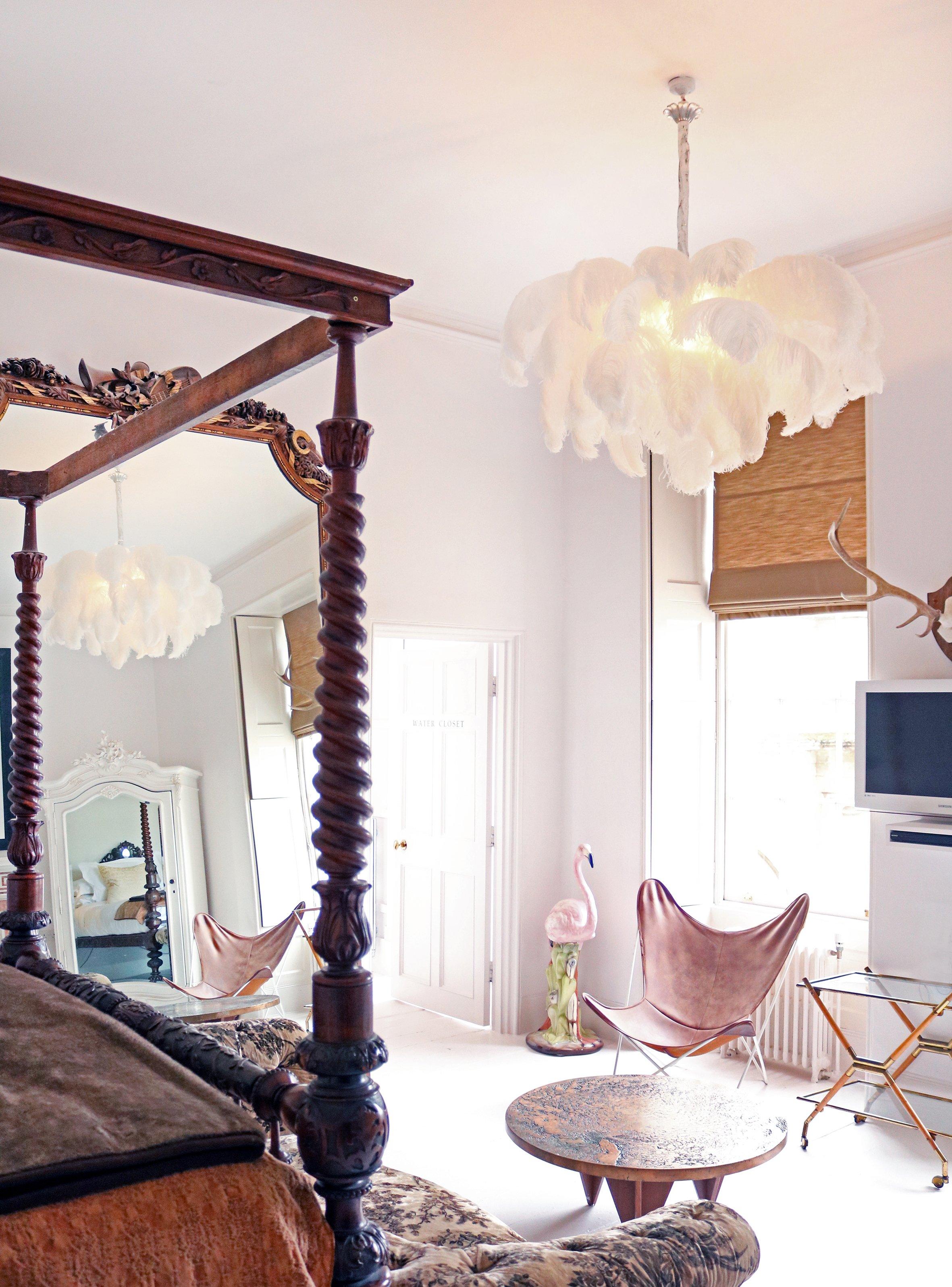 Lustra Chandelier Plume d'Autruche Grand Pied en Laiton - Neutralighting