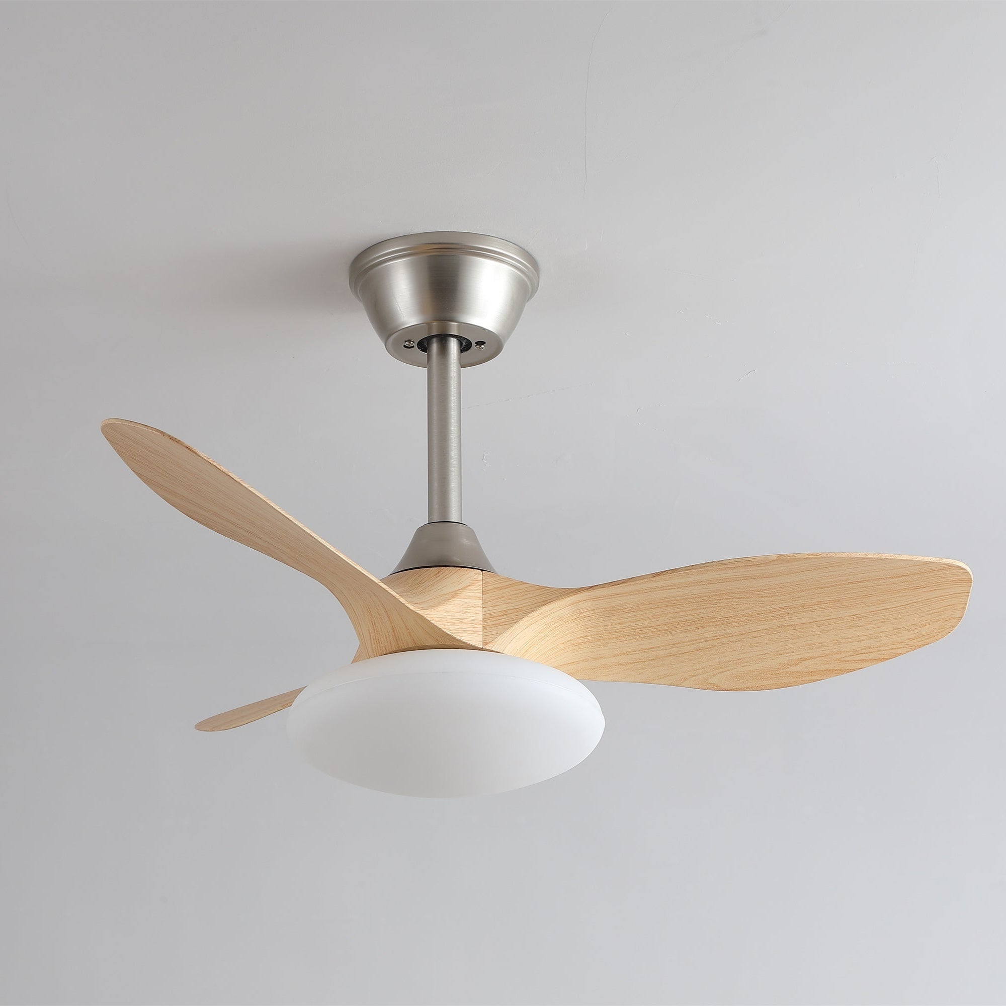 Ventilateur de plafond lumineux Sylvara en finition Noyer