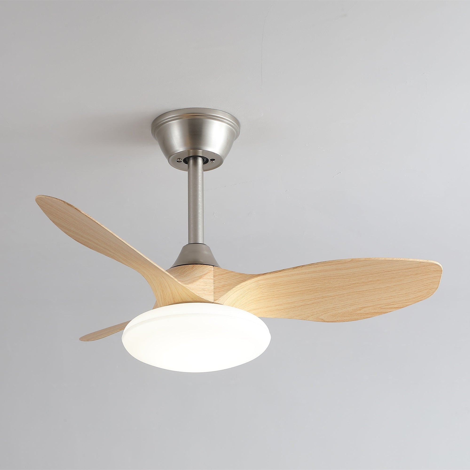 Ventilateur de plafond lumineux Sylvara en finition Nickel