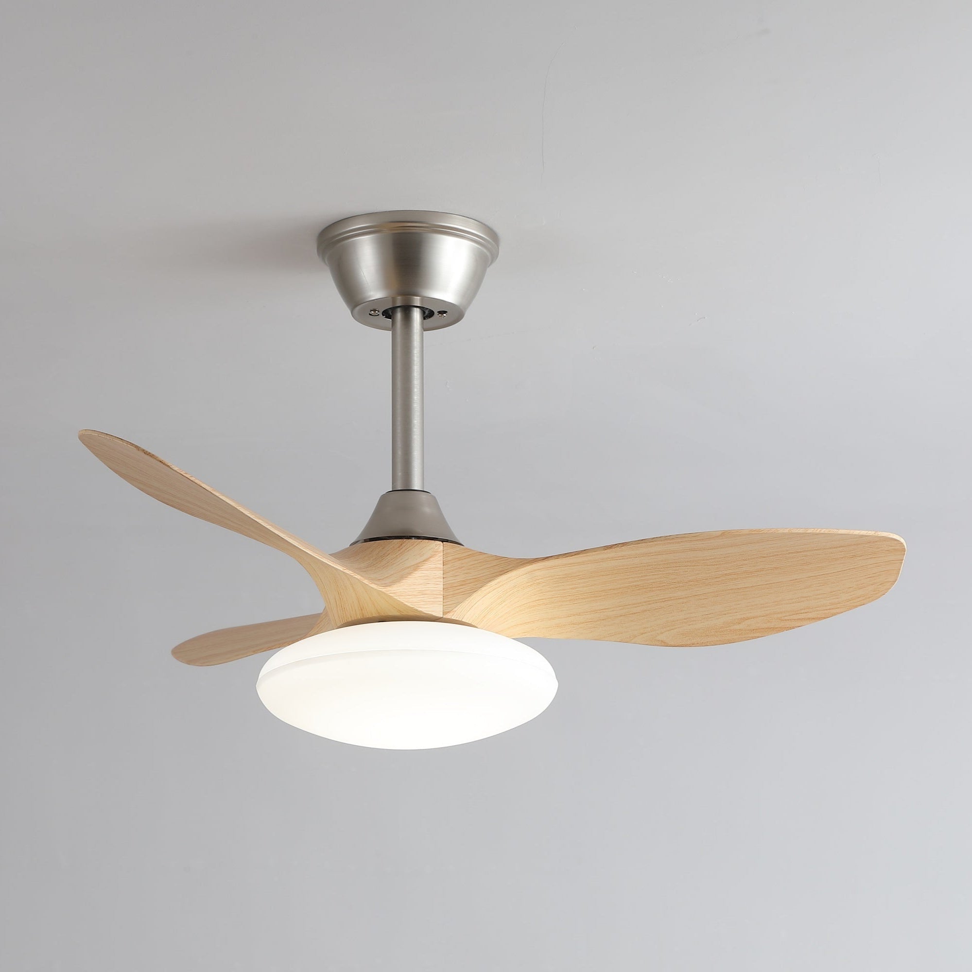 Gros plan sur la LED intégrée du ventilateur de plafond lumineux Sylvara