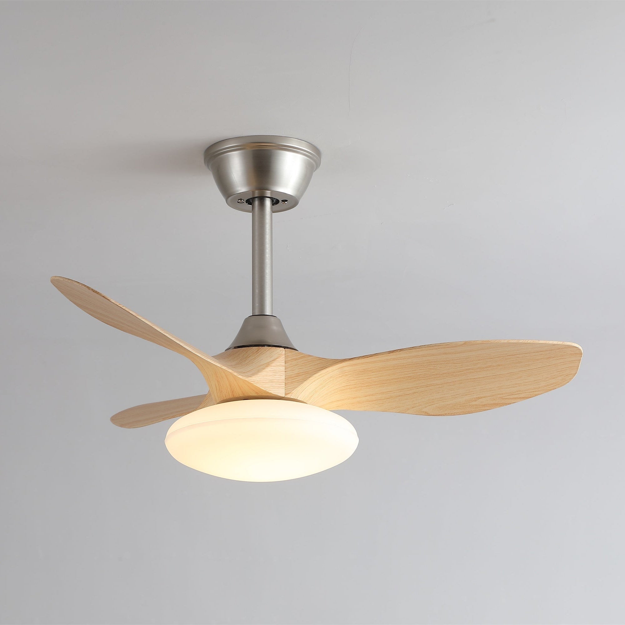 Détail des pales en ABS du ventilateur de plafond lumineux Sylvara