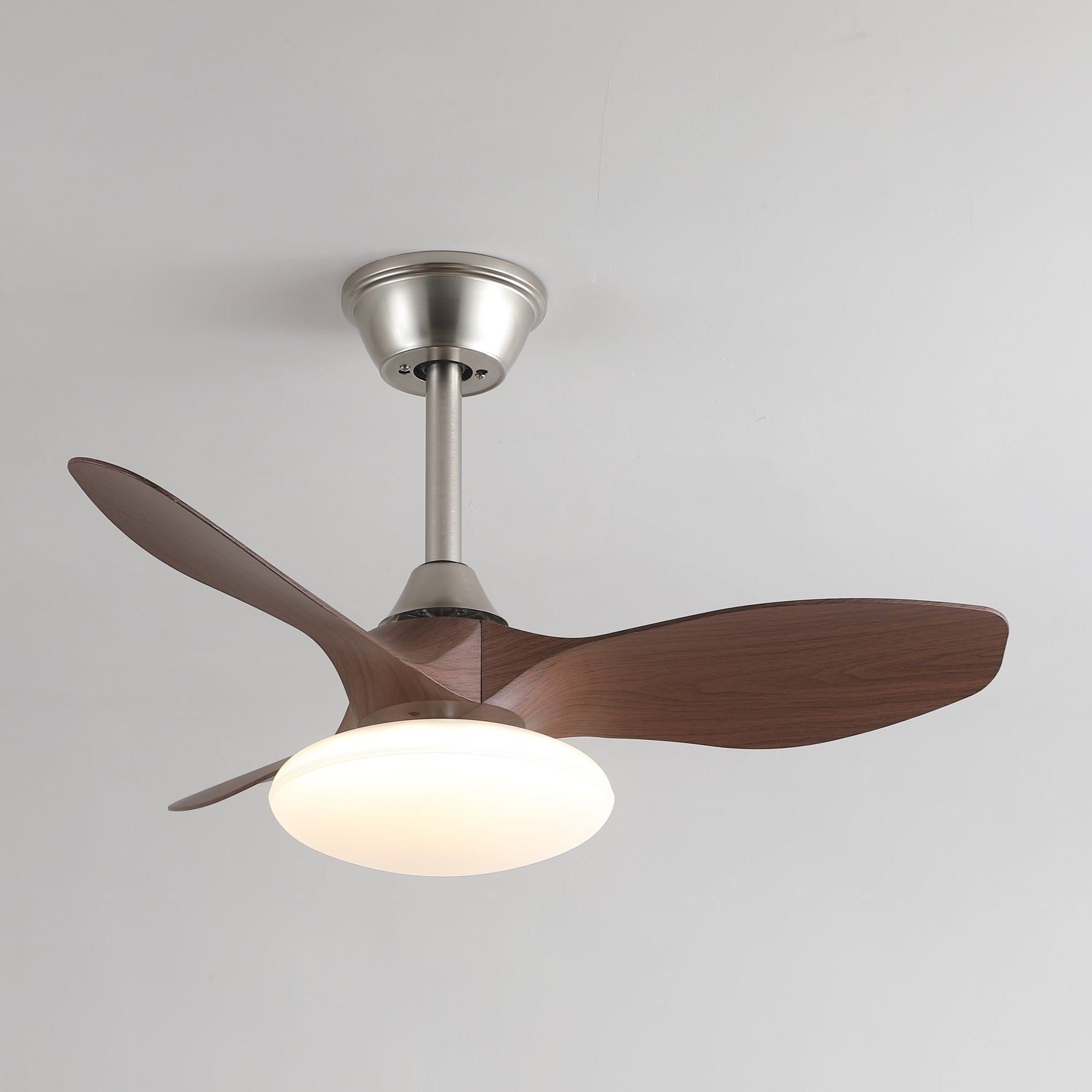Ventilateur de plafond lumineux Sylvara installé au plafond