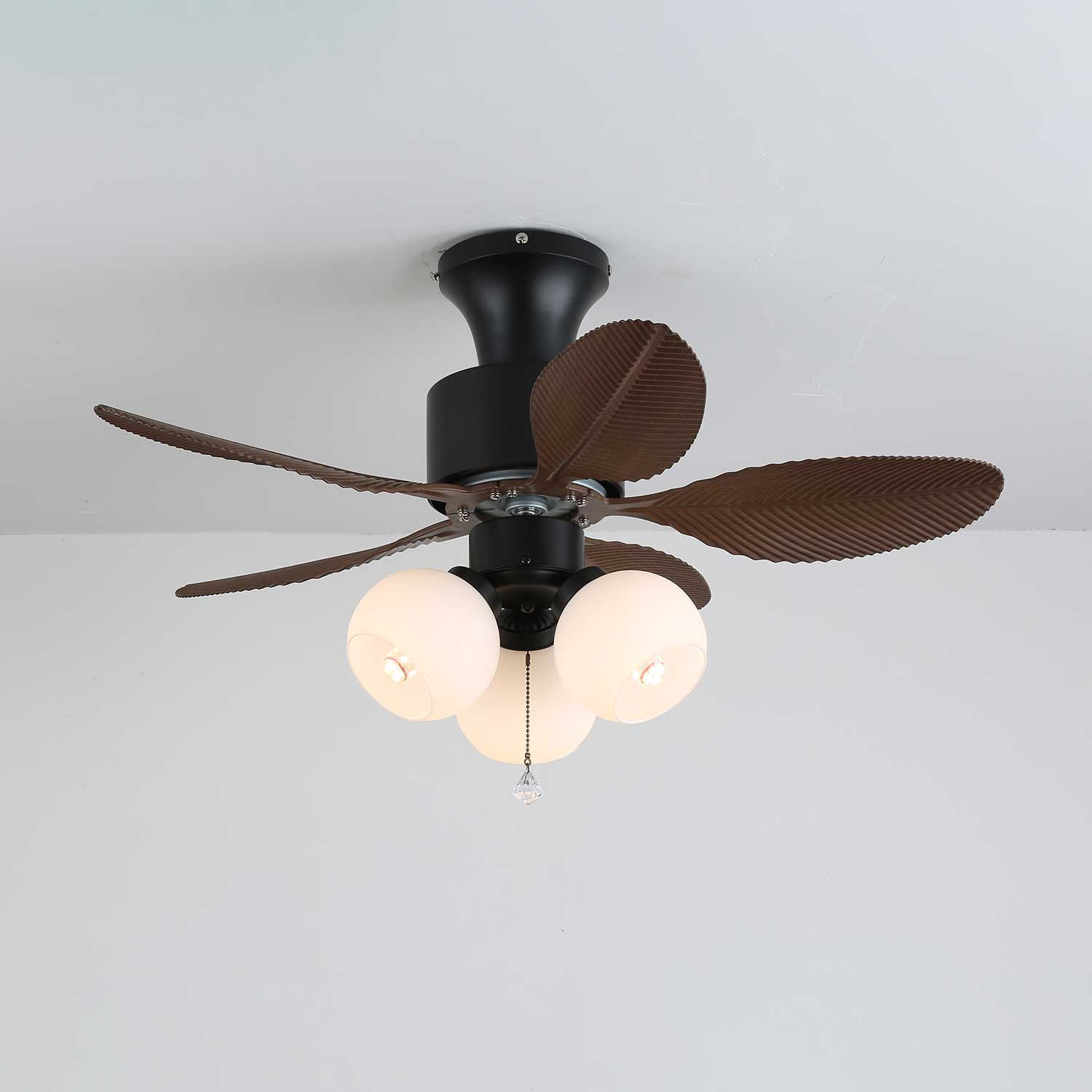 Plafonnier Ventilateur Althea Vintage en Bois, gros plan du moteur en cuivre pur
