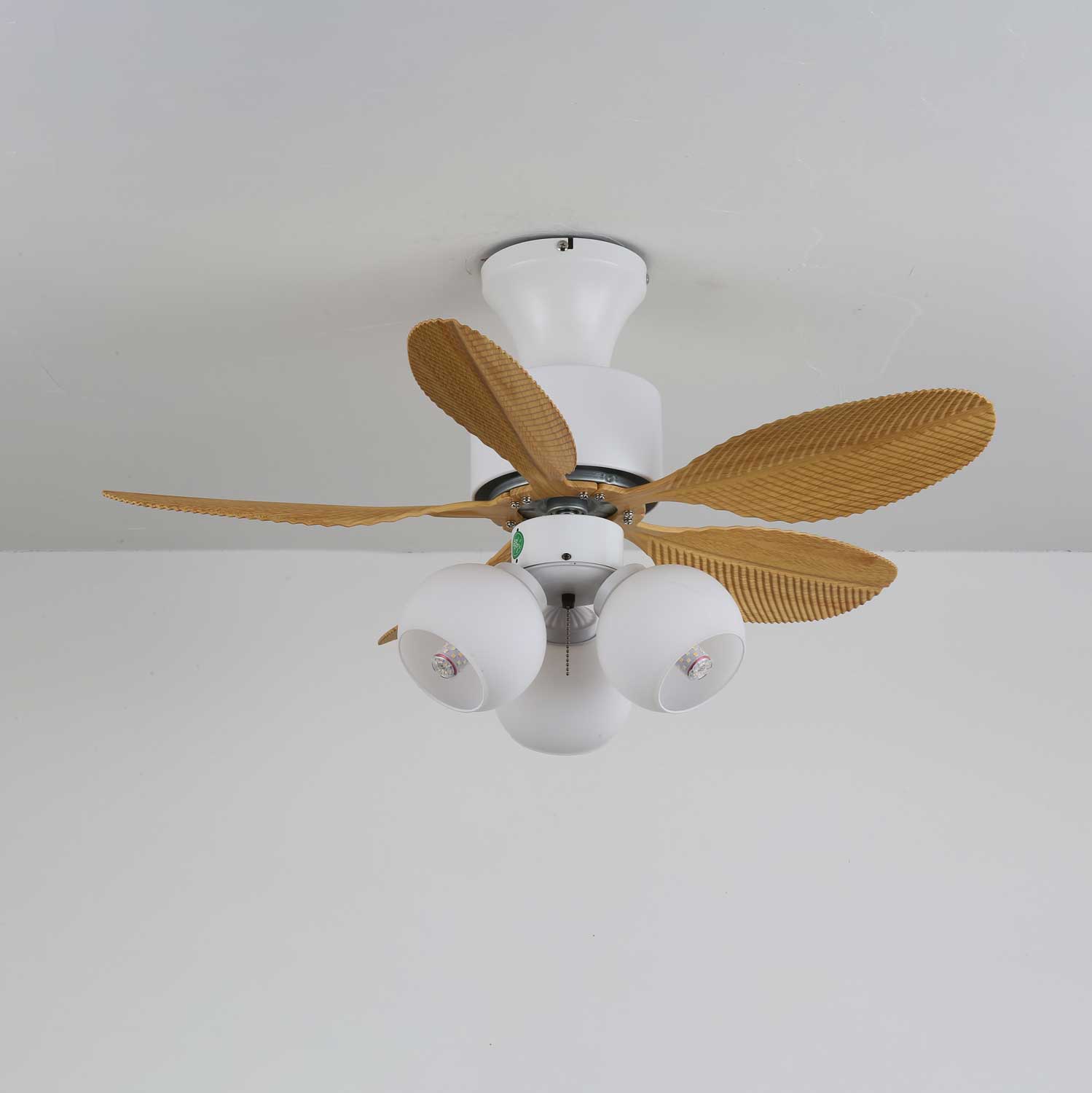 Plafonnier Ventilateur Althea Vintage en Bois, détail de l'abat-jour en verre