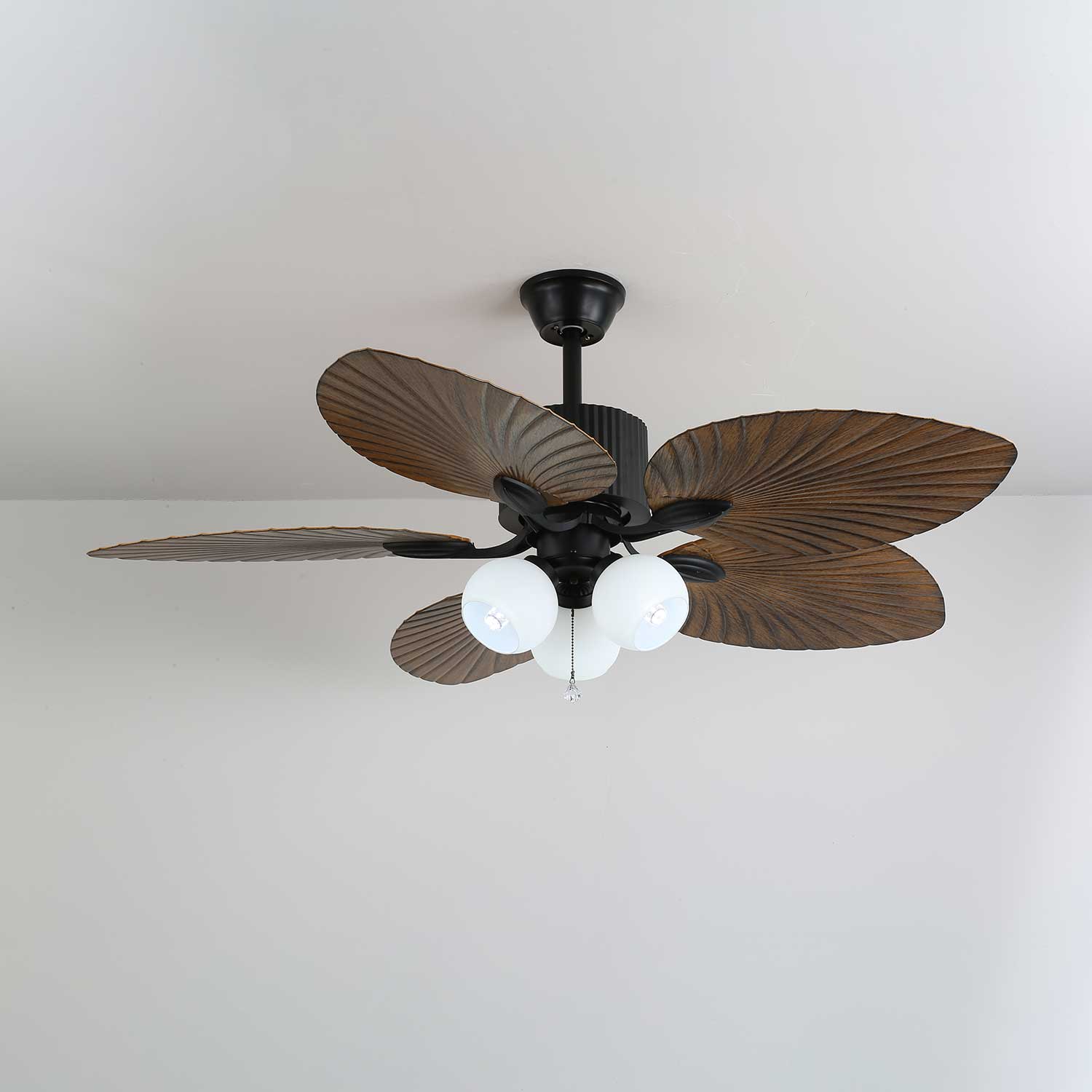Plafonnier ventilateur Avinionis dans un intérieur vintage moderne