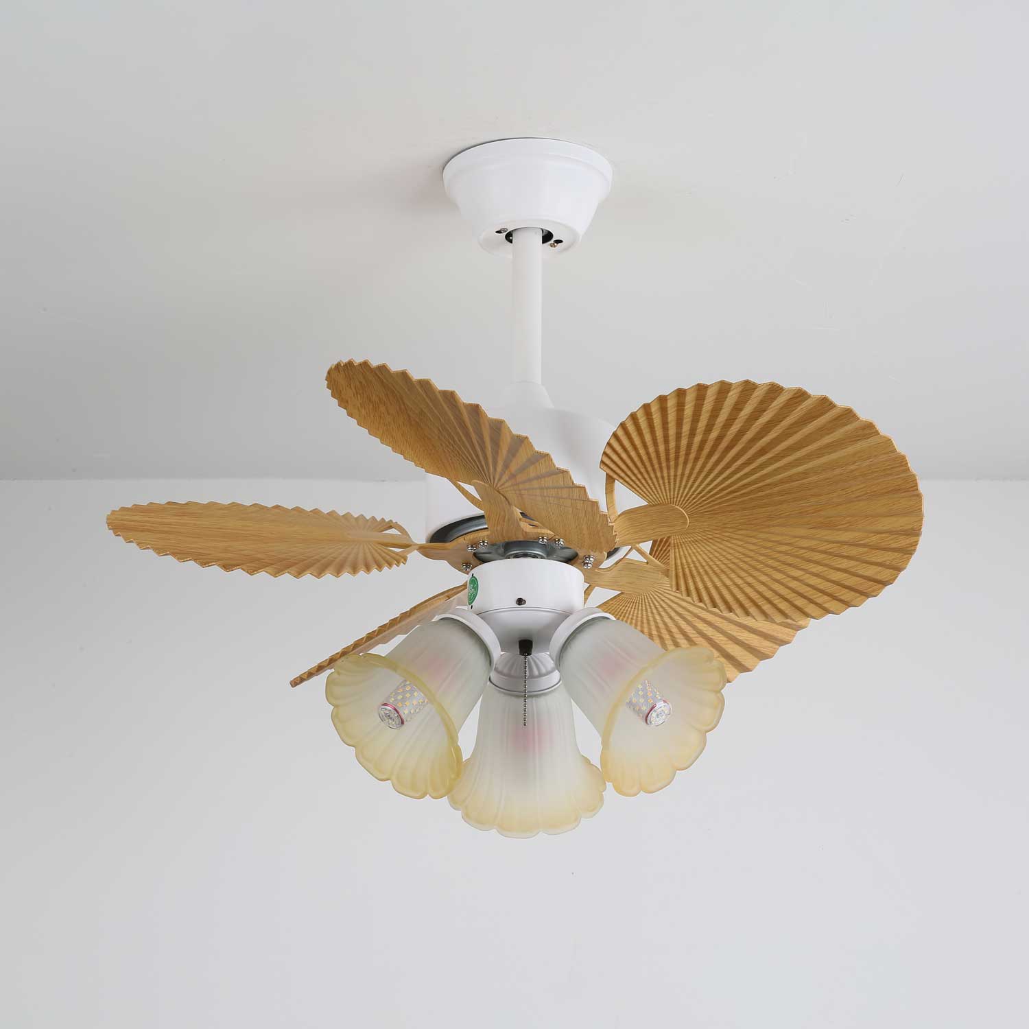 Vue latérale du ventilateur de plafond Aurelia en bois et verre vintage