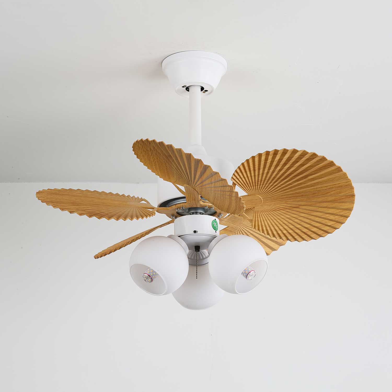 Angle différent du ventilateur de plafond Aurelia en bois et verre vintage