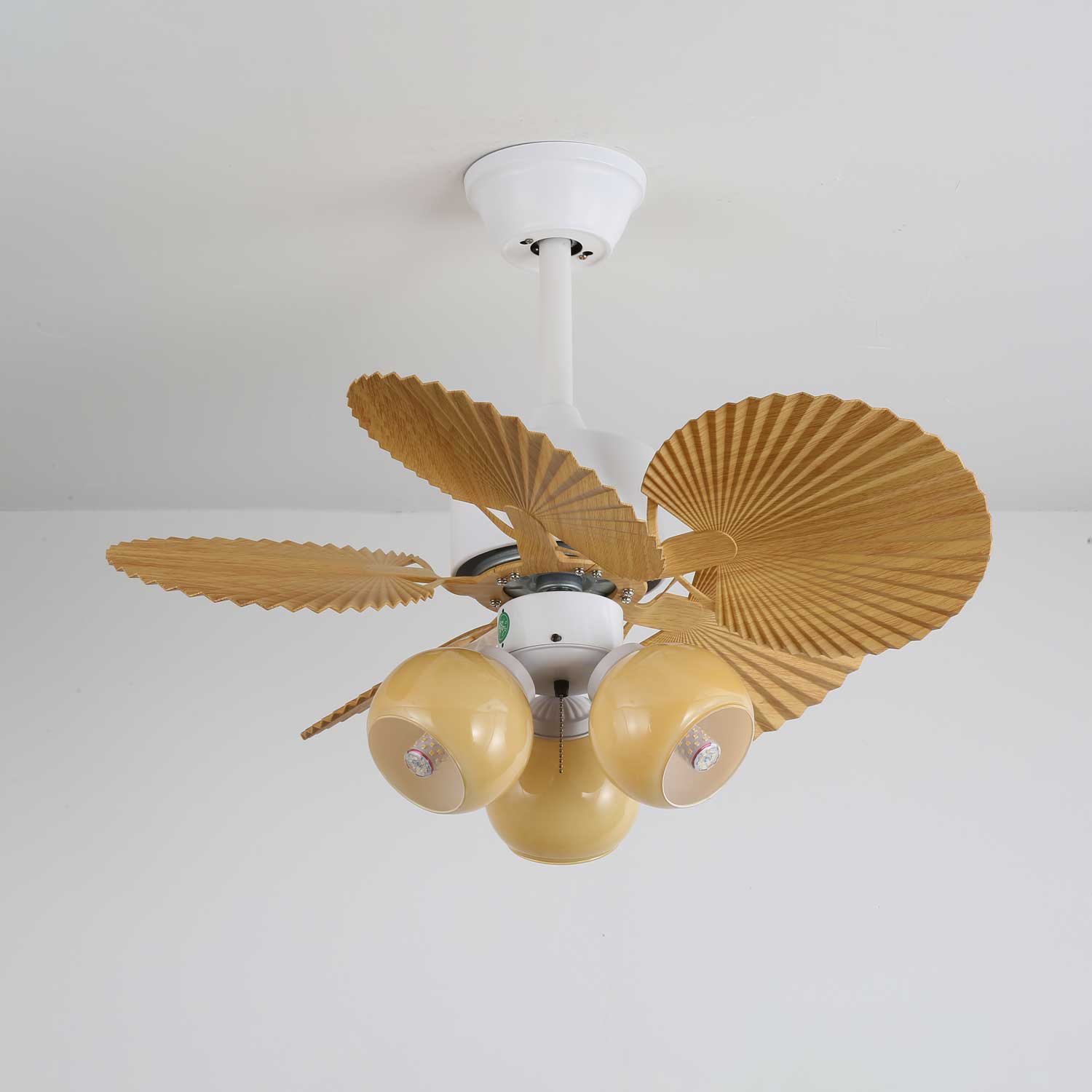 Ventilateur de plafond Aurelia présentant son option de finition couleur bois