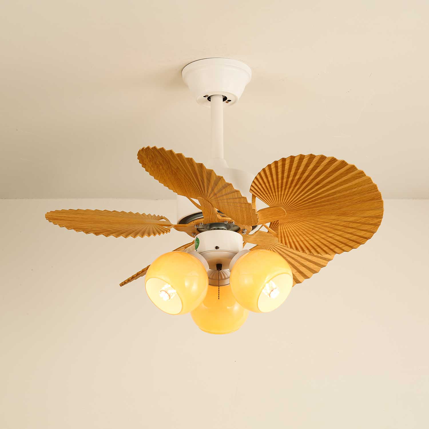 Gros plan sur l'abat-jour en verre du ventilateur de plafond Aurelia
