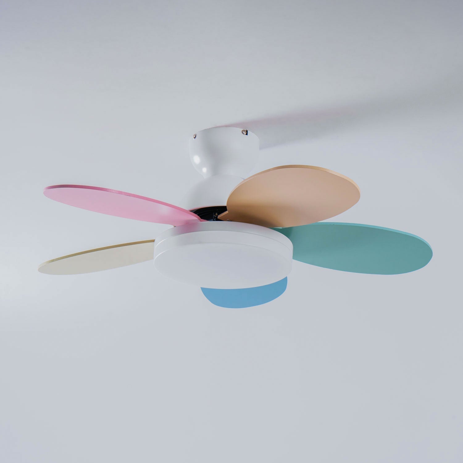 Plafonnier ventilateur Liora coloré, un mélange de style et de fonctionnalité