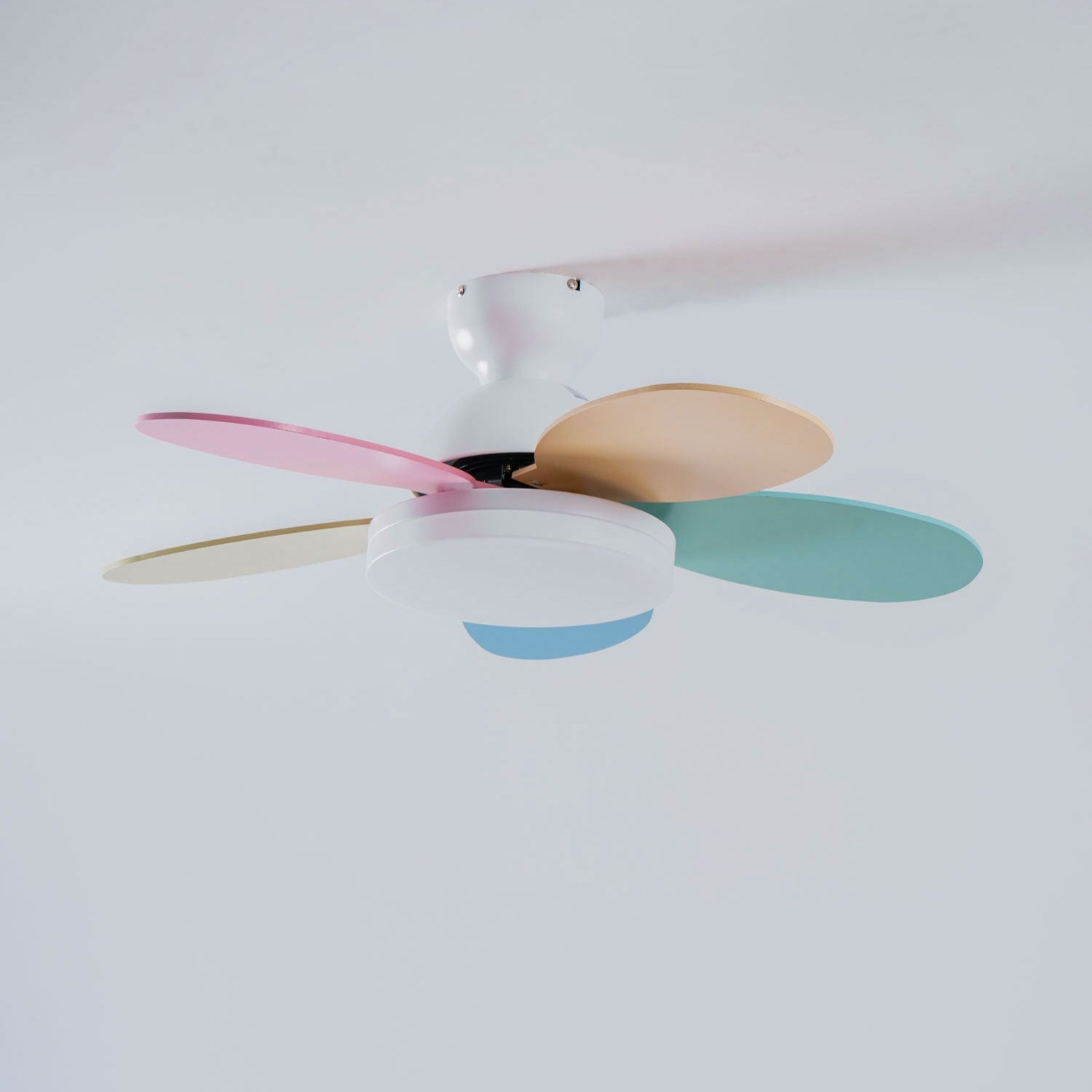 Plafonnier ventilateur Liora pour enfants, détail du cadre métallique